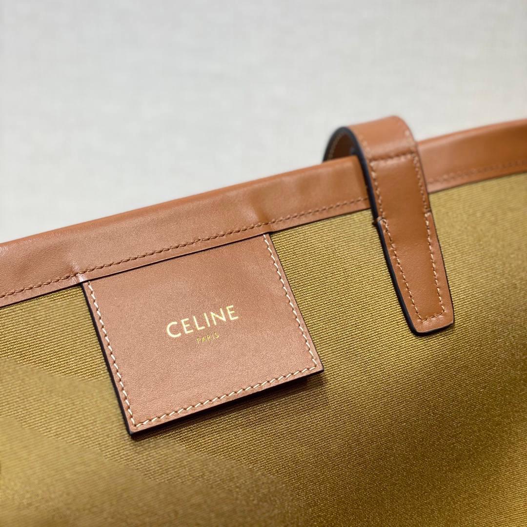 🔥大货实拍图 𝗖𝗘𝗟𝗜𝗡𝗘 ♥ 𝗧𝗥𝗜𝗢𝗠𝗣𝗛𝗘 𝗖𝗔𝗕𝗔𝗦 𝗖𝗢𝗨𝗙𝗙𝗜𝗡 新款米色老花，搭配棕小牛皮和棕色logo，扇形的设计整个包法式随性休闲风情中带一丝优雅💃型号：196262 尺寸：67*30*19cm