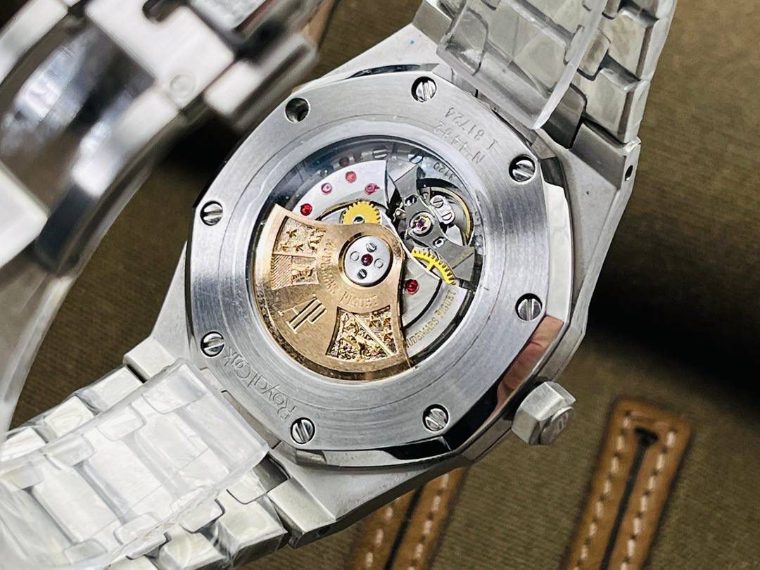 市场V4最高版本 爱.彼皇家橡树15400满天星系列腕表！🔥💯 1⃣️搭载进口9015机芯机械改装Cal.3120机芯，走时精准！ 2⃣️直径41MM！厚度9.8MM！ 3⃣️全表采用高亮度钻镶嵌，技艺精湛，不掉钻！ 4⃣️采用圈口可拆卸结构，市场大部分版本圈口不能拆卸！ 5⃣️316L全钢精磨工艺，质感更好！ 6⃣️全钻表盘，搭载高端指针！