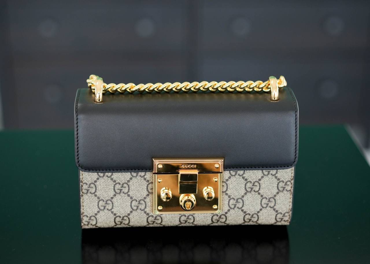 🥯Padlock系列小号GG肩背包 黑棕20cm 正品售价¥17.000 GG家经典著作𝐏𝐚𝐝𝐥𝐨𝐜𝐤小锁扣， 众多明星喜爱的复古𝐏𝐚𝐝𝐥𝐨𝐜𝐤，众多网红都在种草推荐， 低调不张扬的复古经典，一眼定情的小包 滑动链条有多种佩戴方法，可肩背也可手提 官方款号 409487 尺寸：20x12x8cm