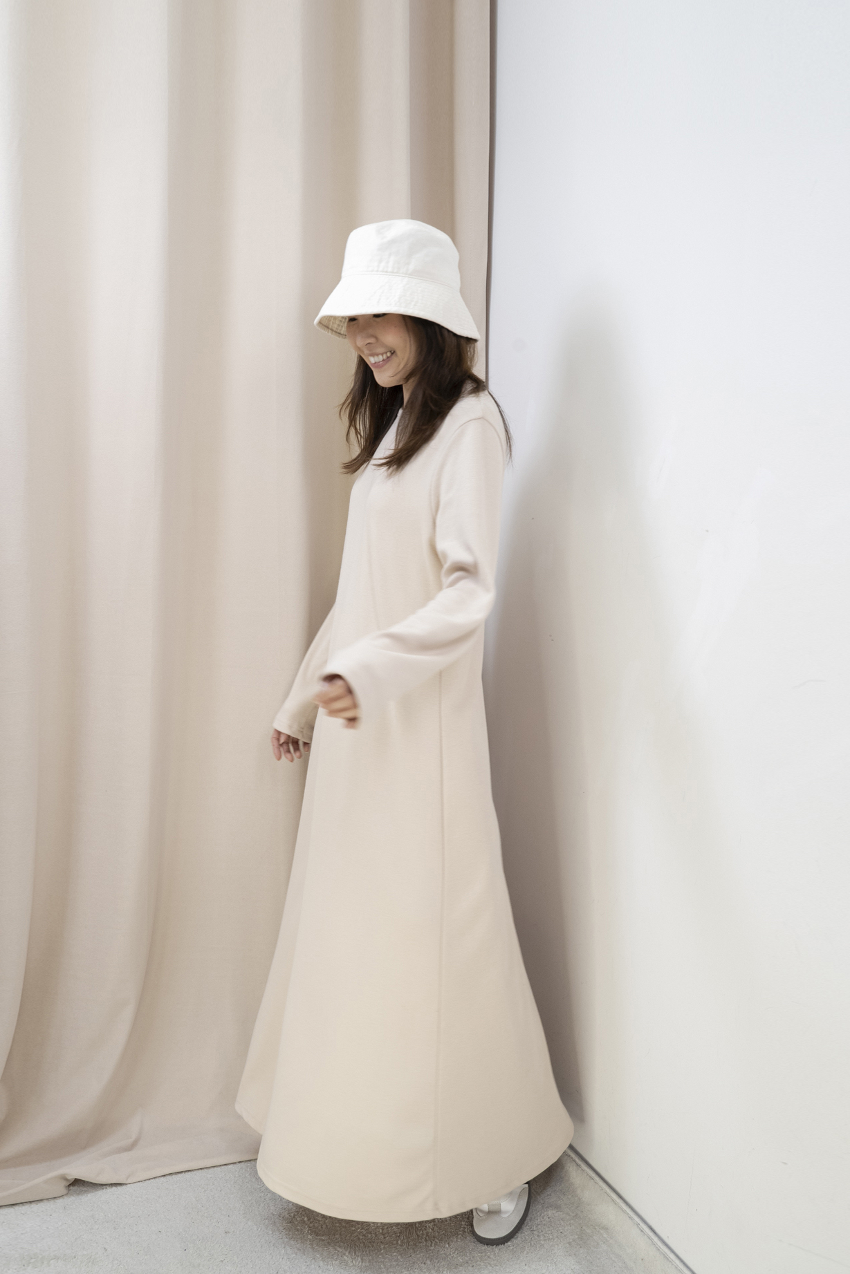 柔軟針織長版連身裙（杏色）