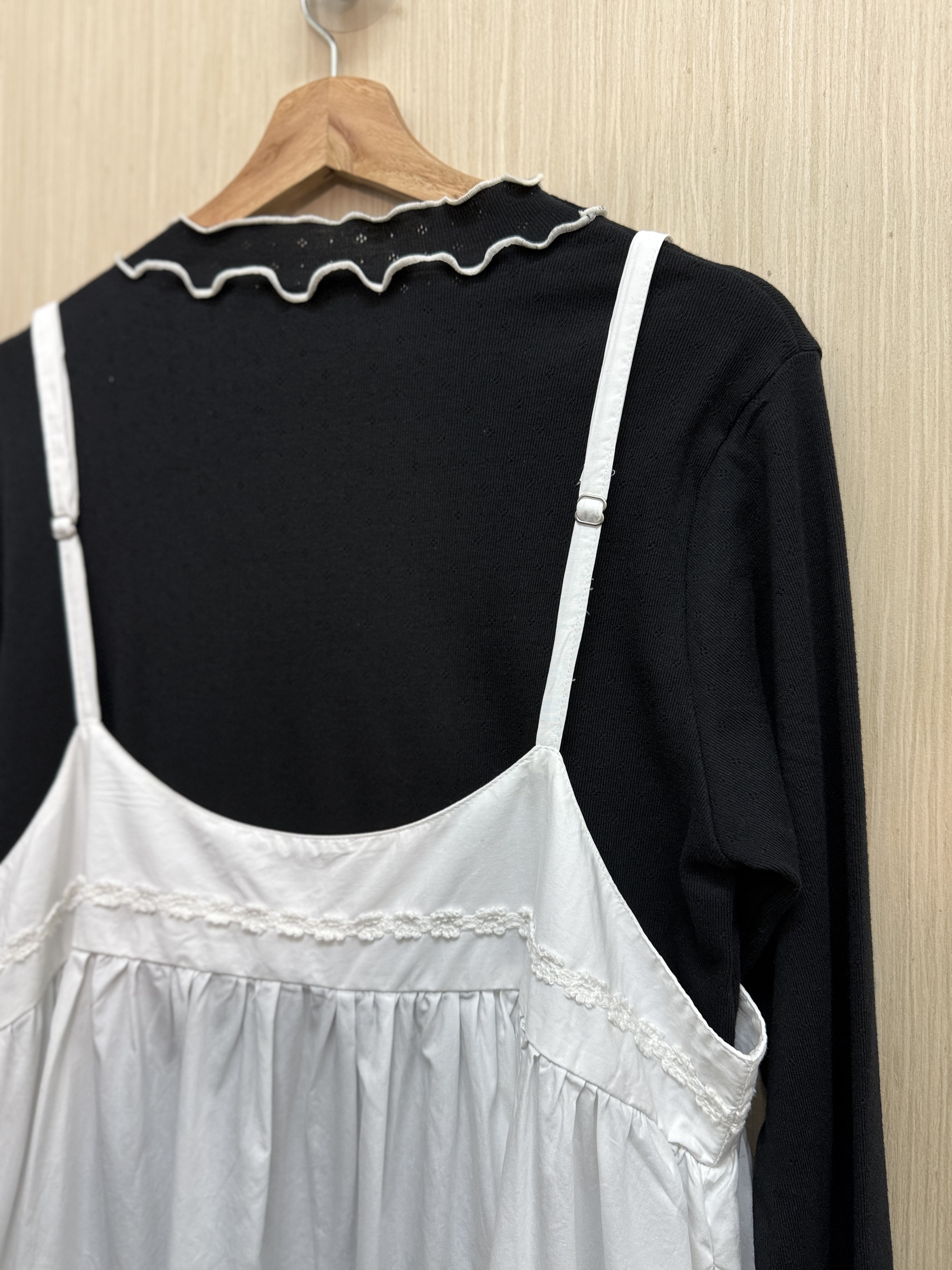 刺繡花邊吊帶裙（白色）