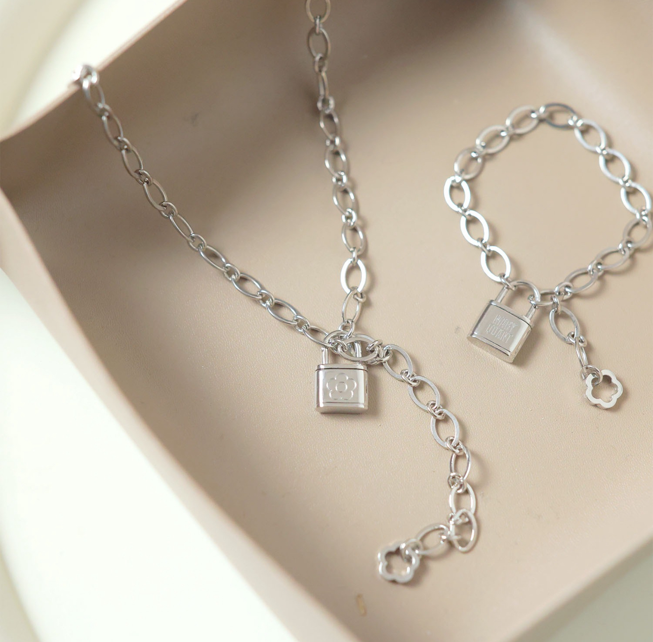 日本Mary Quant鎖頭飾物