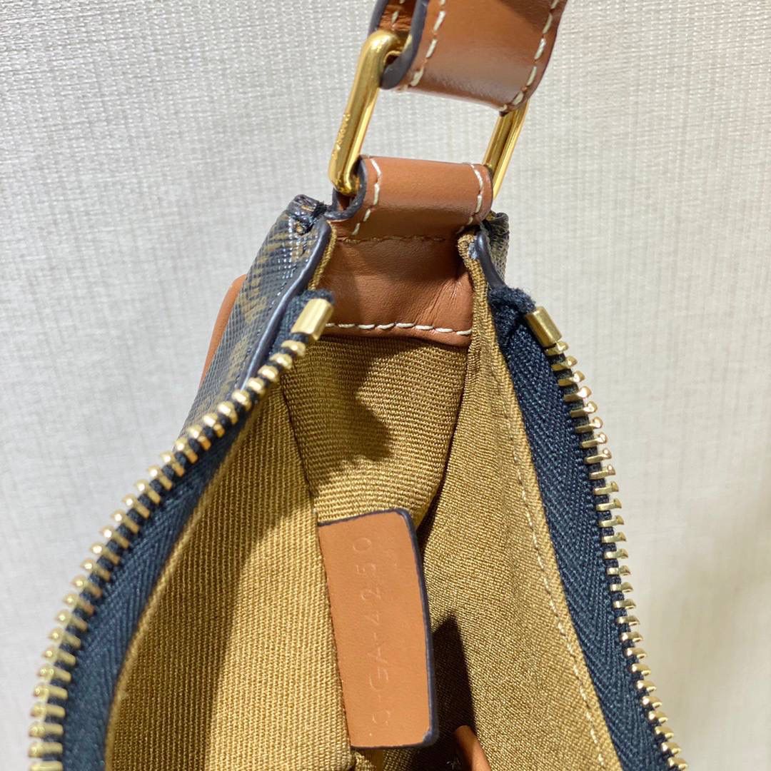 🔥大货实拍图 𝗖𝗘𝗟𝗜𝗡𝗘 ♥ 𝗧𝗥𝗜𝗢𝗠𝗣𝗛𝗘 𝗖𝗔𝗡𝗩𝗔𝗦 𝗔𝗩𝗔 灵感来自1990年代中古包Macadam，采用小巧优雅的月牙形轮廓，搭配耐看的棕色调凯旋门老花和小牛皮滚边，透出复古娇俏气质。型号：193952 尺寸：23*14*7cm