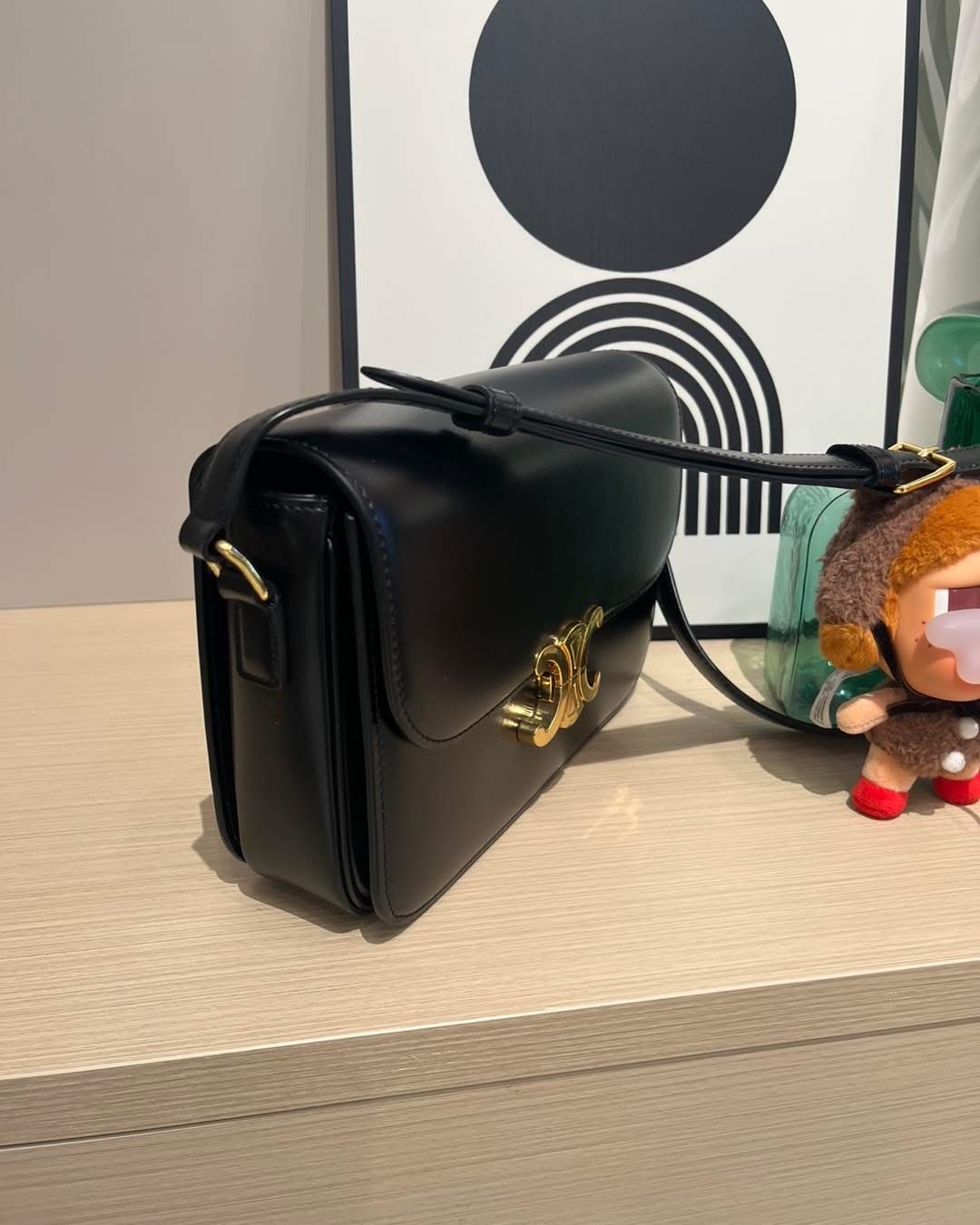 Celine CLASSIQUE TRIOMPHE 黑金凱旋門 box medium flap bag 22x15.5x6cm 100%Authentic ,95%new  ✅tap booklet ✅dust bag✅box  專門店售價$32,000✨📣