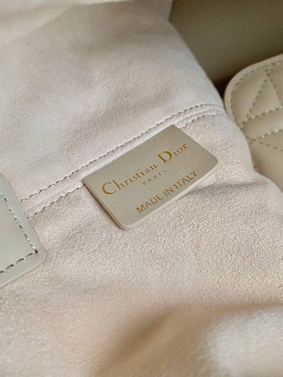 胭脂米色中号❗️ 𝗗𝗜𝗢𝗥 𝗧𝗼𝘂𝗷𝗼𝘂𝗿𝘀手袋，大爆款 请焊在我手上！有大中小三个尺寸多种颜色 大号慵懒有范，中号更日常，小号迷你的可爱 带你大杀四方的一只，不受任何风格限制 这季的重磅爆款，还不冲在等什么呢🥹👜😋 28.5×19×21.5cm，#m1292m