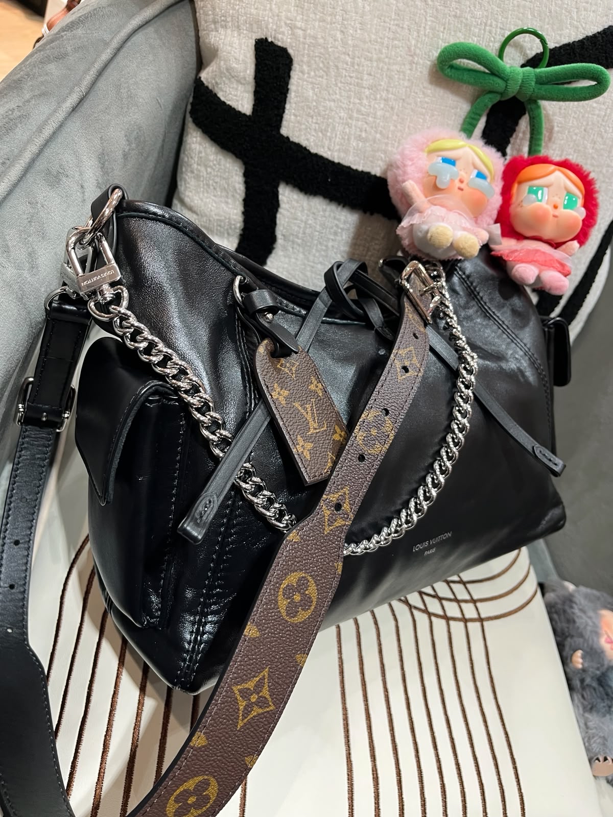 Lv CarryAll cargo Vibe pm leather 33.5 x23xd15cm 100%Authentic,98%new ✅收據 ✅dust bag ✅box