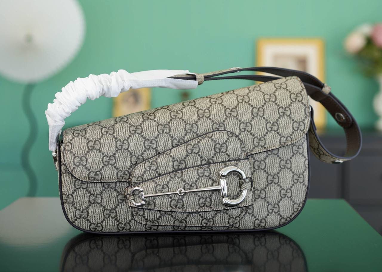 👜Gucci Horsebit 1955系列小号肩背包💕 超种草，Gucci新出的wink变形包！经典马街扣不对称，不规则形状，超个性真的是让人耳目一新！ 不得不说 Gucci经典元素在每一款新品上都有新突破，1955这款腋下包个性十足，肩带也是可调节的，百搭实用！ 官方款号 764155 尺寸：10.5-17x26.5x4-8cm