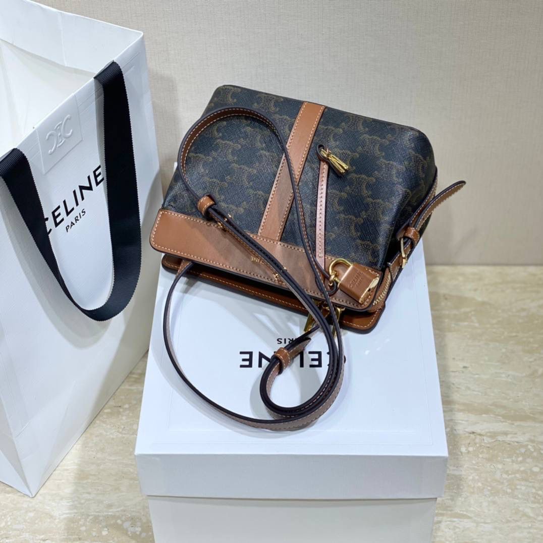 🔥大货实拍图 𝗖𝗘𝗟𝗜𝗡𝗘 ♥ 𝗧𝗘𝗘𝗡 𝗖𝗔𝗕𝗔𝗦 𝗗𝗘 𝗙𝗥𝗔𝗡𝗖𝗘 型号：191992 尺寸：19*16*11cm 放着平平无奇，背上身效果特别不错！也很好搭衣服，休闲或是正装背她都好看的呢