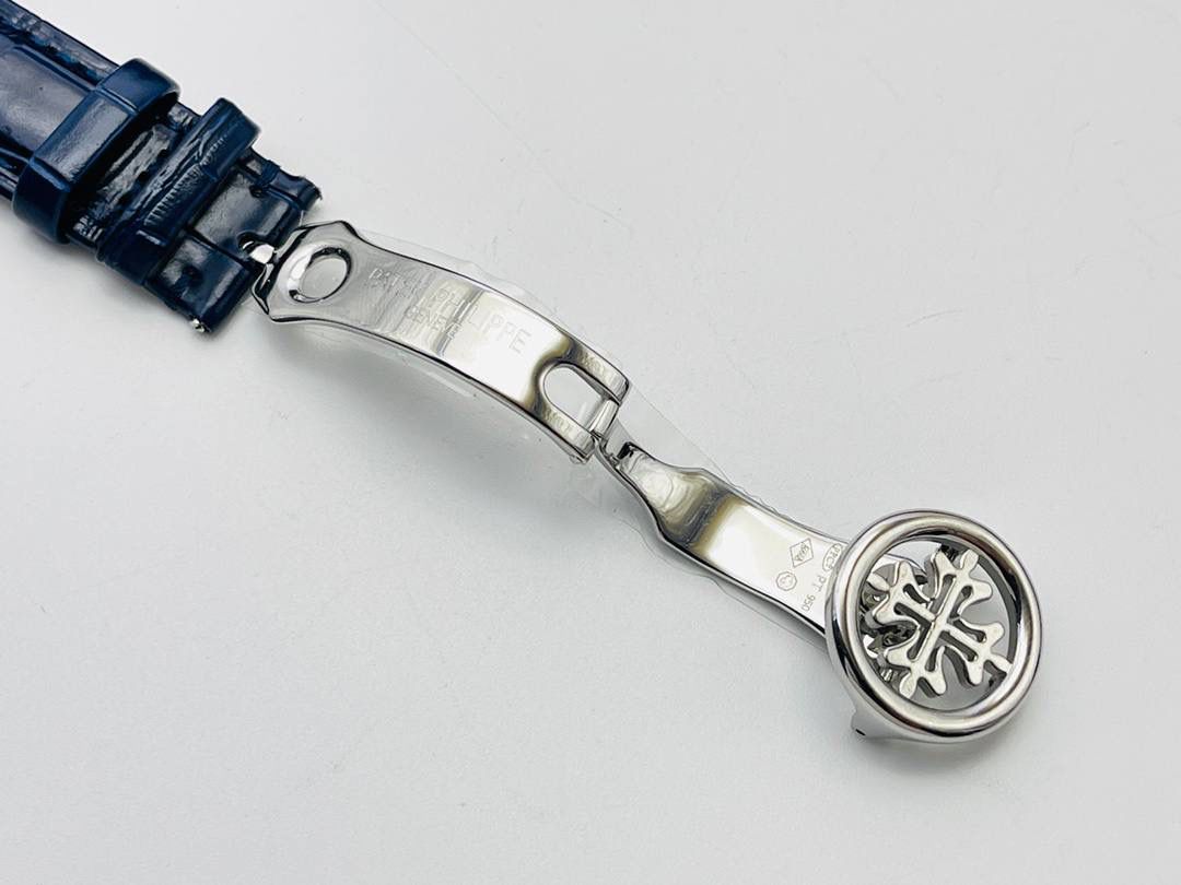 百达翡丽5320G-001超级复杂功能时计腕表！🚀🚀 1⃣️直径40毫米！ 2⃣️一体冲压成型的双层式精钢表壳，致敬了经典的设计语言奶油色的表盘营造复古氛围，表盘边缘刻印有密分秒数刻度，配金质阿拉伯数字及五分钟凸圆刻度字钉，更有立体感。时分指针以巴顿式设计为基础，配以尖长的针尖，这特色造型是呼应了 1950 年代 Ref. 1463 计时码表的指针。表盘6点位置是月相显示和日期分拨。所有的万年历标志都很好，一眼就能读懂。 3⃣️搭配仿324 S Q 自动上链机芯，是 324 自动上条传奇机芯的精装版本。机芯夹板桥经倒角，边缘作细意打磨，主夹板饰以鱼鳞纹，而夹板则缀以日内瓦波纹，夹板表面有包金雕刻，螺丝凹槽经打磨和倒角，连钻孔亦同样经打磨处理。 4⃣️搭配朱古力啡色牛皮表带，进一步带出复古气息。