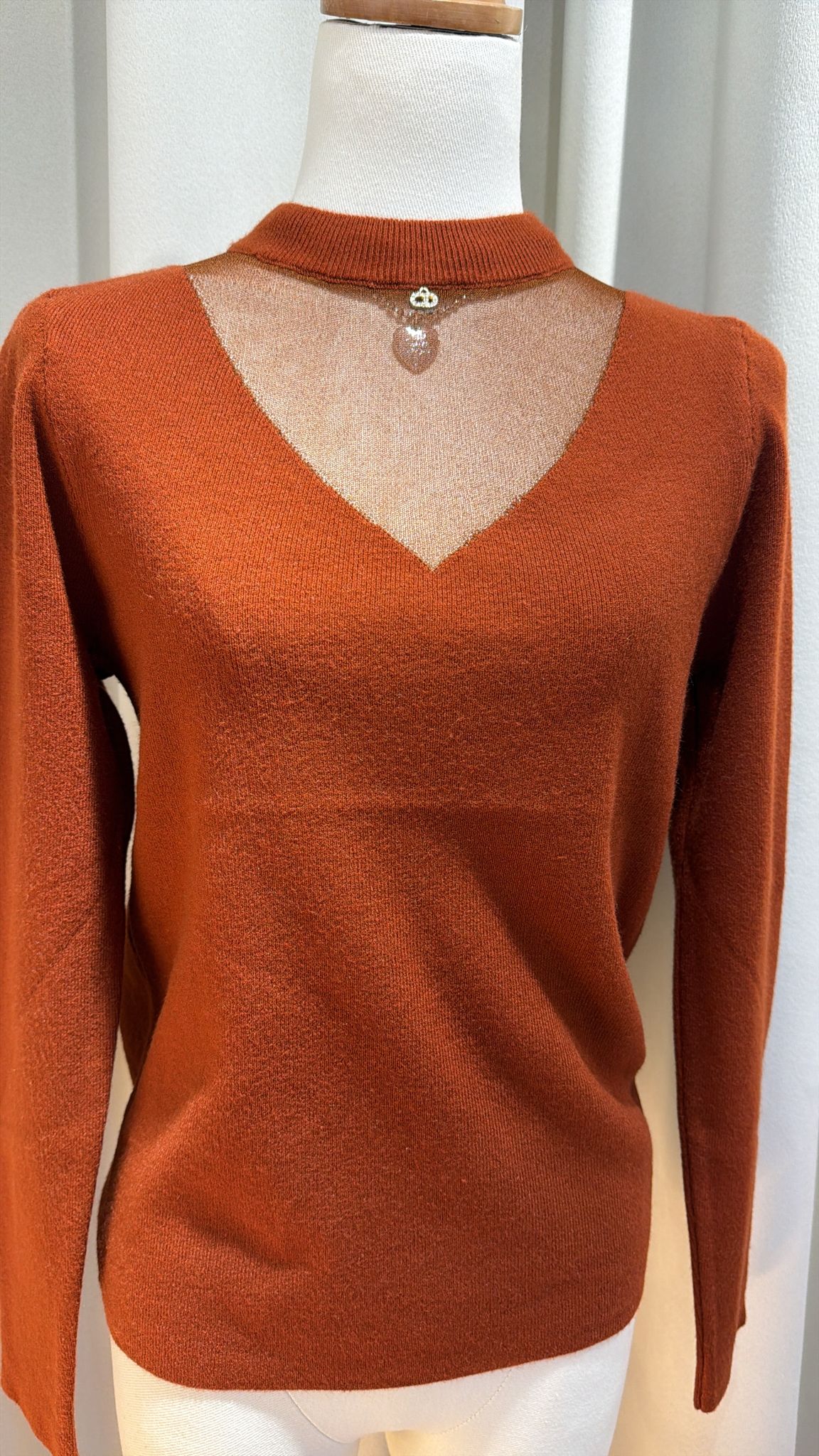 時尚V領針織衫：優雅透視設計，展現迷人鎖骨線條