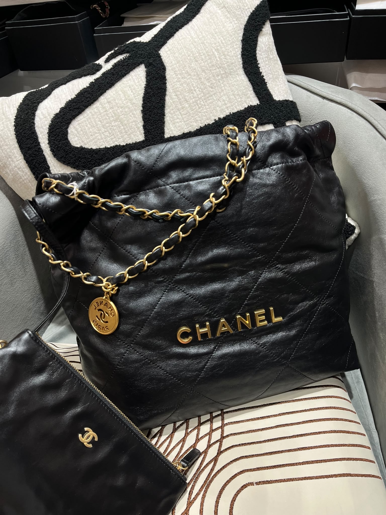 Chanel 22 Small AS3260 黑色牛皮，金鏈100%Authentic, 98%New ✅晶片✅Dust bag✅Pouch