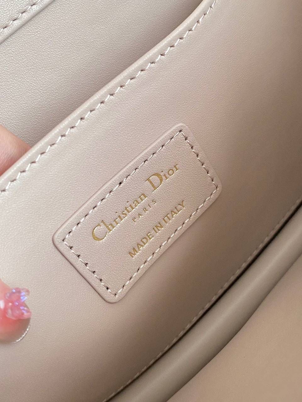 🈶杏色小号 𝐃𝐢𝐨𝐫 𝐀𝐧𝐠𝐞 𝗯𝗮𝗴手袋 这款颜值真的好看爆! 拿手上那种厚重的千金感’一秒沦陷 超大的CD 按扣、珍珠金属链条、和全金属手柄加上复古的包型、让整体非常精致 有种阳刚与柔美的酷时尚感 内里有隔层，可以很好的把私人物品归类 手拎手腕肩背腋下都可以 真的做到实用好看俩不误，超赞！ 25×7×16cm #💰115050m