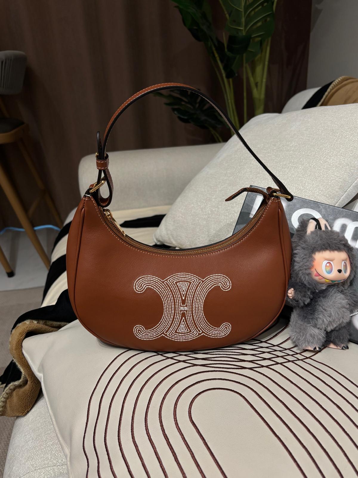 Celine Ava medium hobo calfskin 凱旋門logo 100%Authentic ,98%new✅dust bag