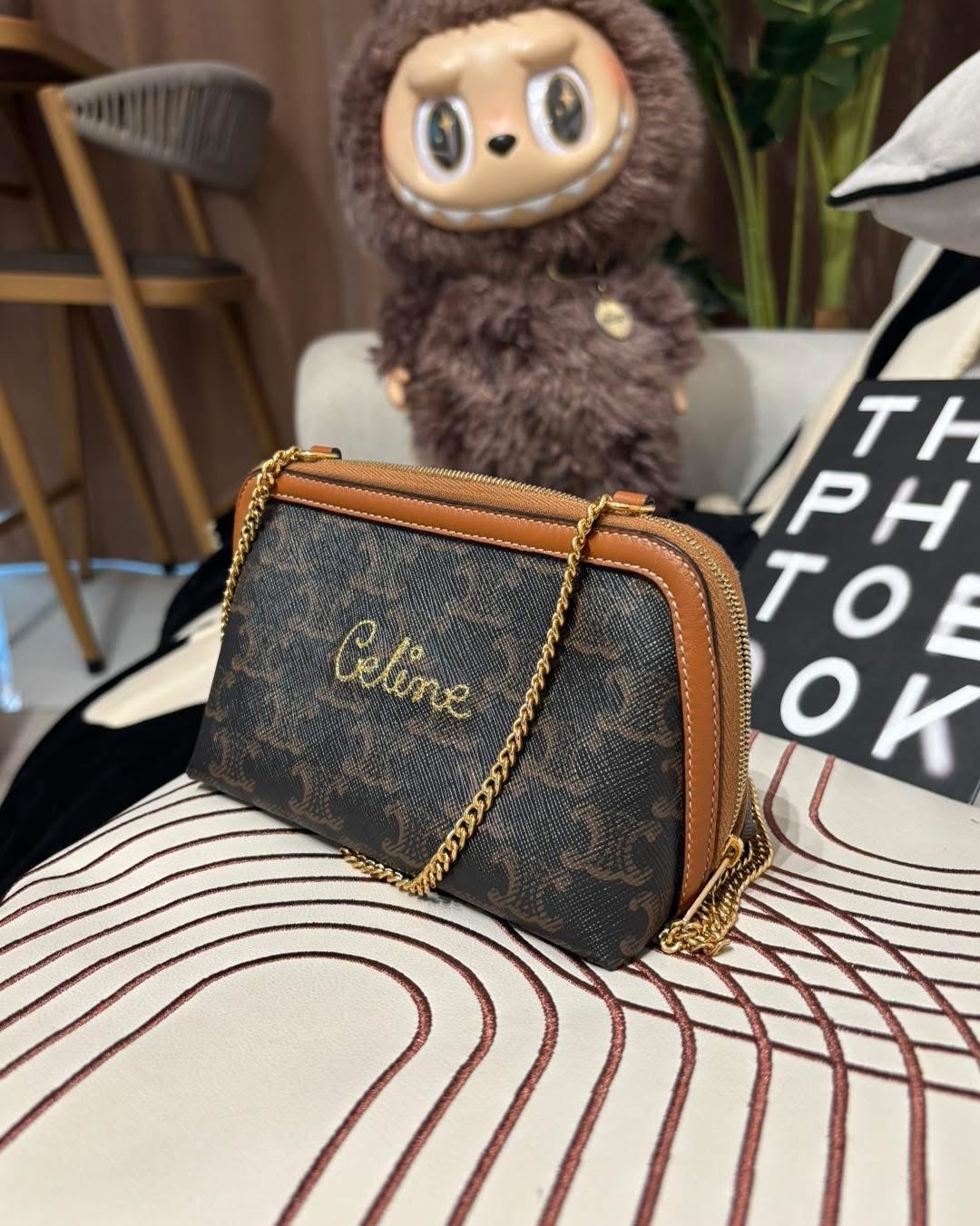 CELINE TRIOMPHE CLUTCH WITH CHAIN 100%Authentic ,95%new ✅dust bag