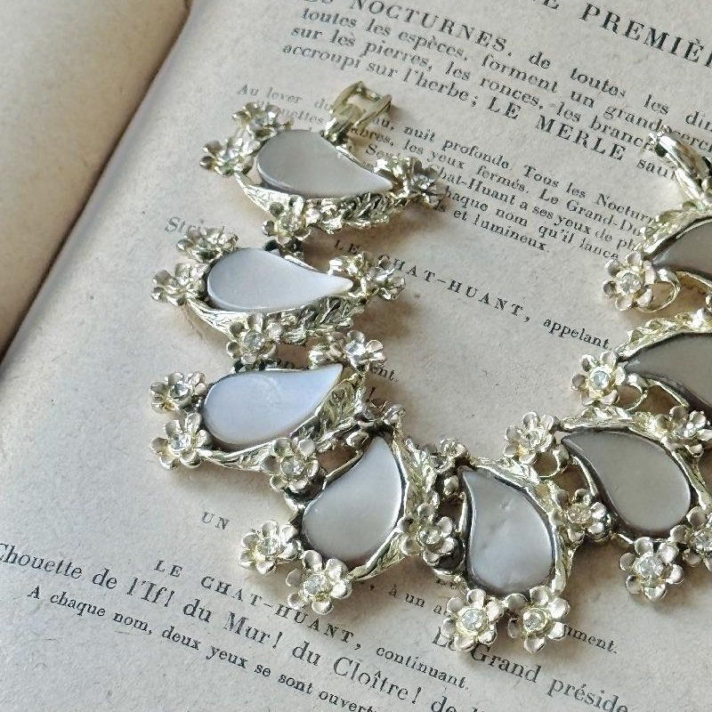 Vintage 1950-60s Mother Of pearl Lucite Statement Bracelet (MT2558)