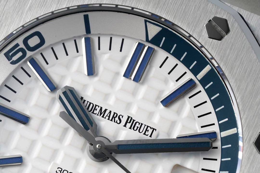 爱彼15710潜水之王！3120一体机芯，打造内在外在最强复刻🔥🔥 1.表壳采用多次打磨，只为了棱角数据吻合，材质触摸感觉一致； 2.最强机芯夹板打磨，特调色18K玫瑰金自动托颜色； 3.最人性化的可松动头粒缓冲区域，确保吻合原装设计； 4.最立体和最工整的盘面“饼干纹理”保证和正品一模一样： 5.最持久的夜光和对的最齐的内应刻度，IPF直击重点。 6.采用原装一致的装配结构，做到细微一致！ 7.最接近原装的指针，切面锋利整齐无毛刺； 8.最接近原装日历放大镜，通透性市面最强； 9.最强蓝宝镜面通透感官，并镀有防眩晕增透镀膜； 最最主要的机芯：采用一体AP.CAL.3120机芯，功能稳定，动力储存原装一致的41小时，外观一致！潜水之王，重新归来！