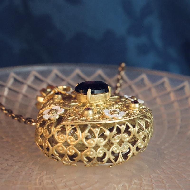 Vintage Recomposed Amethyst Glass White Daisy Purse Perfume Bottle/Necklace (MT1696)