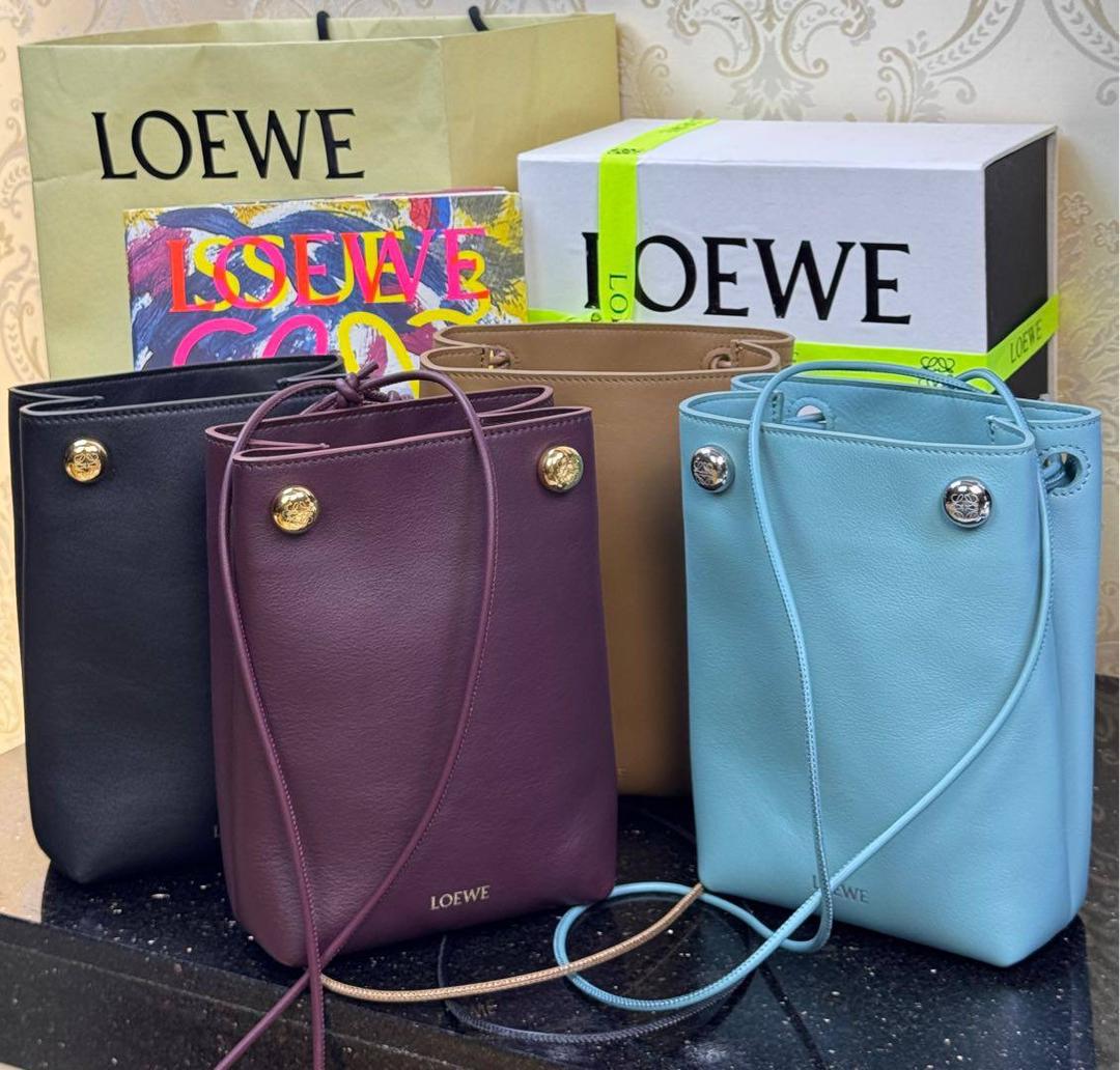 全新𝗣𝗲𝗯𝗯𝗹𝗲手机包4️⃣色到货💕 【市场最顶级品质•全钢五金♥️】 尺寸：𝟮𝟭.𝟱-𝟭𝟳-𝟳𝗰𝗺 编码：652406 【独家背景➕独家品质➕独家包装•给你最好的品质】