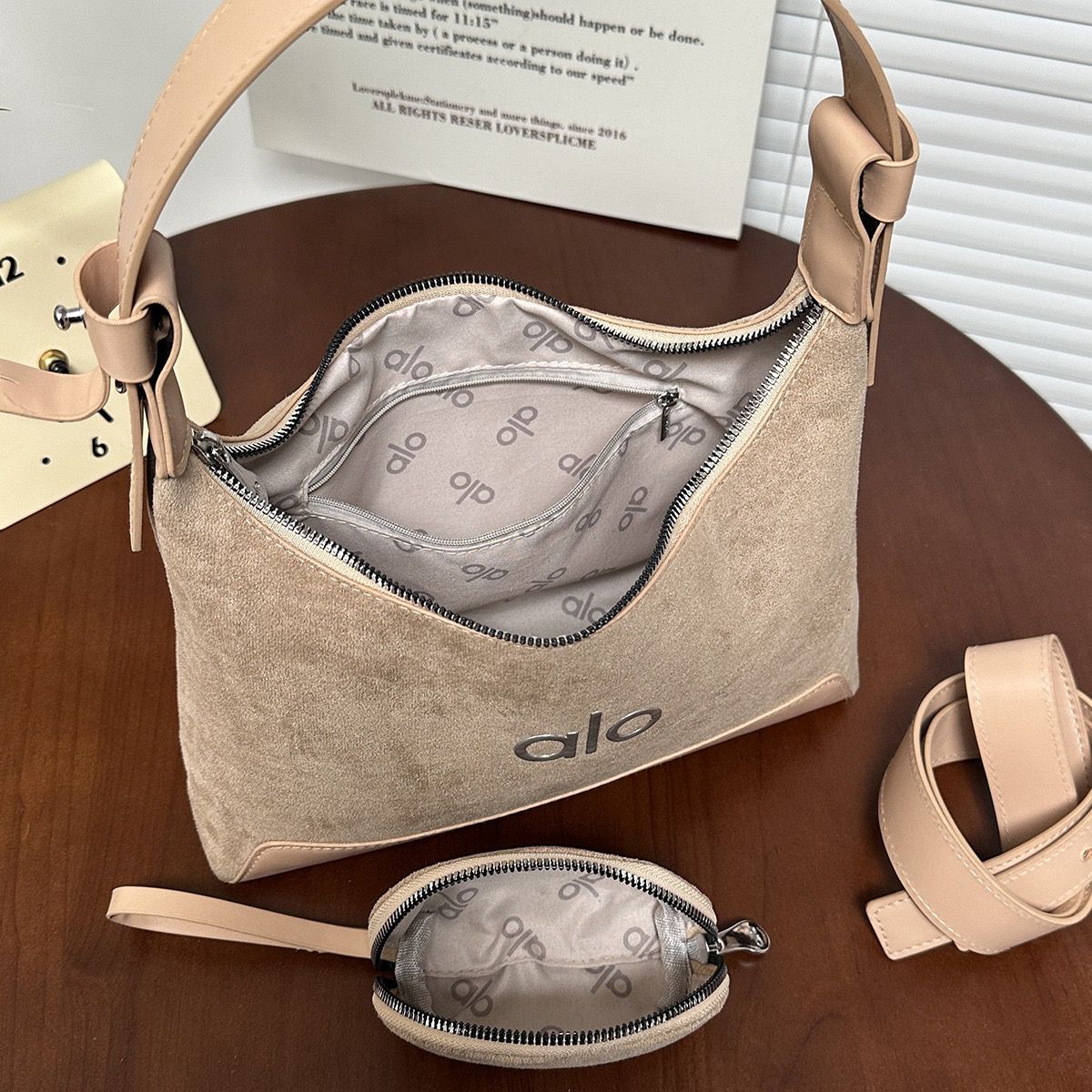 $88隻。2隻起$80隻。多色選擇/Alo麂皮腋下包