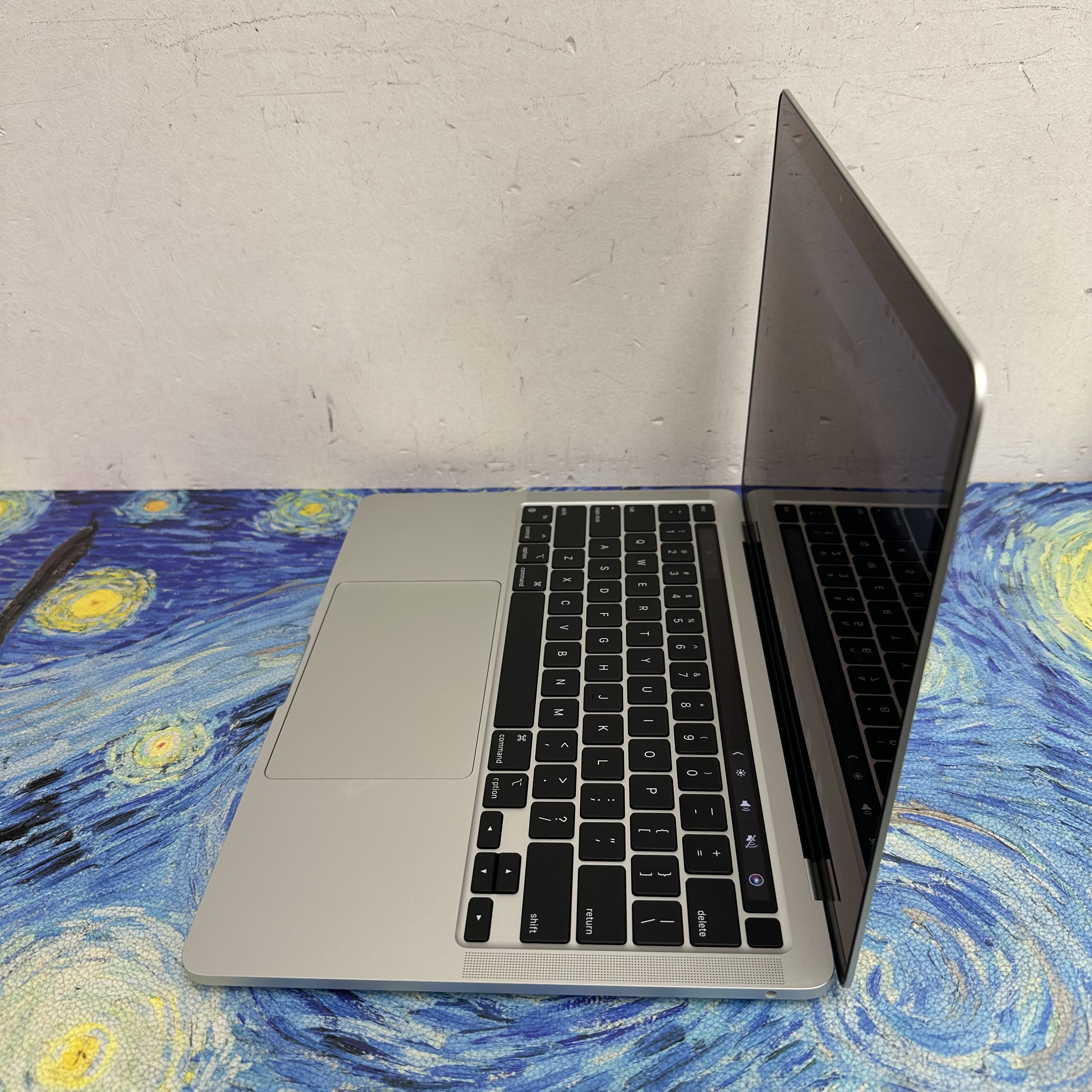 #5695 Apple MacBook Pro 2021/APPLE Retina/M1 CPU/8GB Ram/256,512GB SSD/Touch ID/13.3吋Mon/銀色/ Gaming Laptop / Notebook/Movie / Netflix / Office / Work 