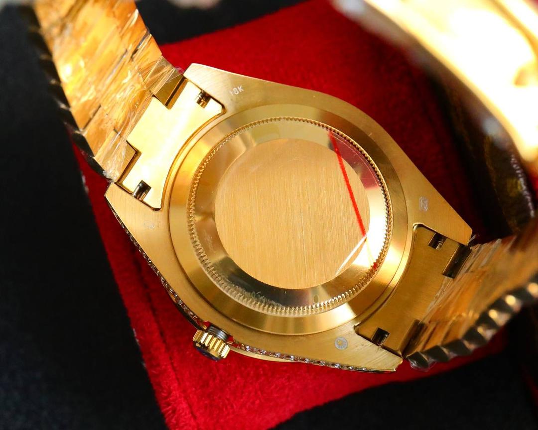 💍劳力士ROLEX 奢华极致满天星版本腕表904精钢打造，密镶顶级施华洛世奇美钻，奢华品质的诠释，璀璨夺目，魅力绽放。表壳表链全镶满美钻，金光闪闪，机芯可选择2824机和国产，腕表尺寸42mm！💍​​​