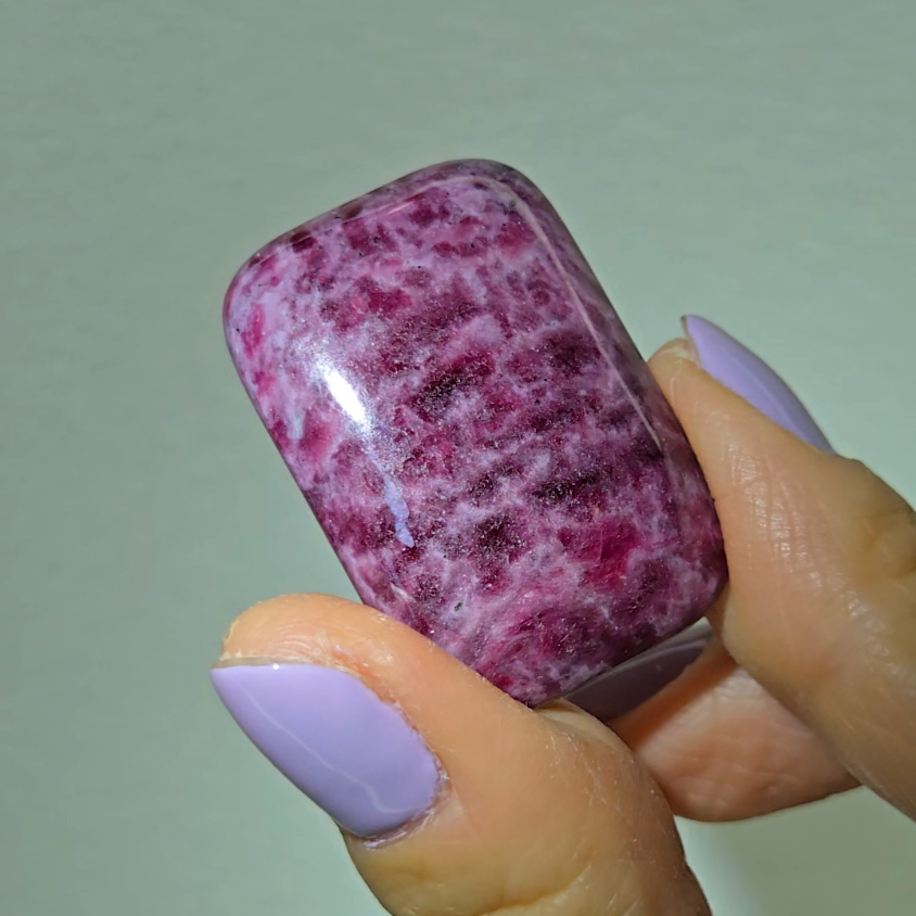 Ruby cabochon with marbling and UV reaction - RBY117