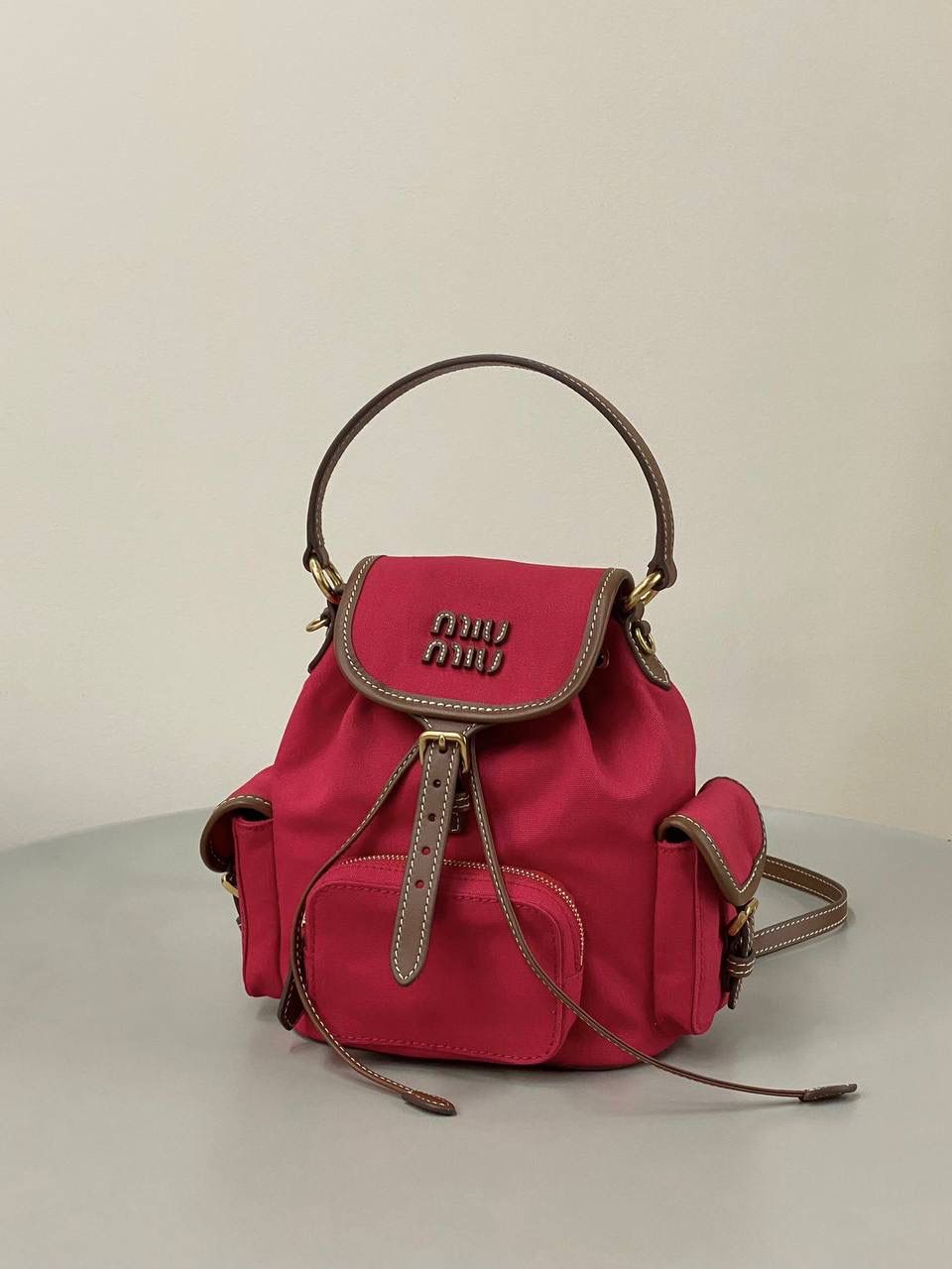 🈶帆布红，小号 𝐌𝐢𝐮𝐌𝐢𝐮 双肩包 喔噻！缪缪终于出双肩包了！ 超级经典的款，配色也是无敌了 多个口袋设计非常复古学院风，青春洋溢！ 五金质感超绝，带有微微做旧的复古磨砂感 这种材质耐用度极高 帆布版俩个颜色都好看！正红色，越看越爱是最最最推荐的 ！ 总的来说夏天就是要拿个亮色的出游 轻便实用 小号：18×22×11.5cm #F0060m 大号：25x29x12.5cm