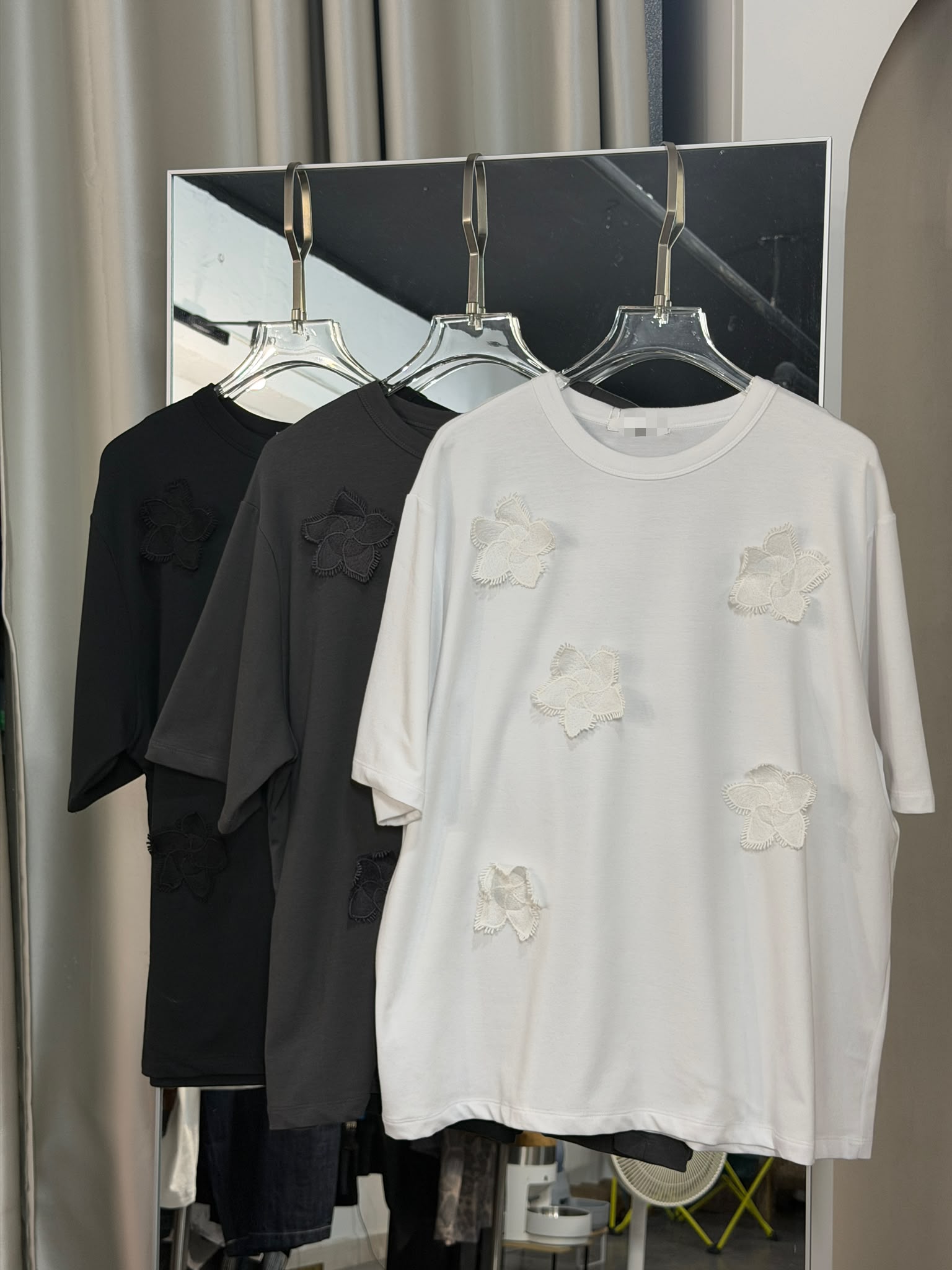 立體花卉刺繡圓領短袖上衣 （夏天爽爽布料）
