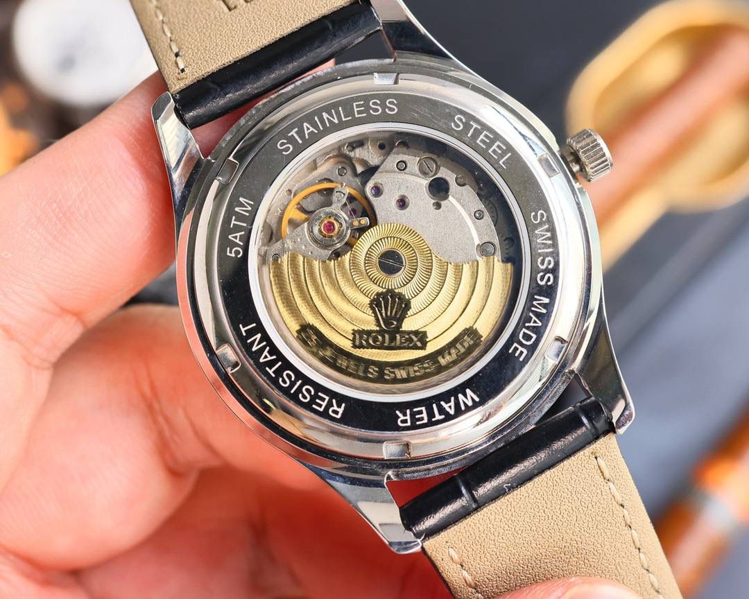 TW：最新款上市，劳力士日志系列推出，做工精细，品质优越！ 采用8215全自动进口机芯，走时精准，表圈采用钨钢材质打造的完美棱角形圈口，表壳釆用316精钢，蓝宝石玻璃镜面，三度防水性能，高端品质，绅士必备。 尺寸：41*10.8mm 将光阴凝集于分秒间 完美，系于不息追求。 以嘹亮的铿锵嗓音，震撼人心。 以印证完美的追求，永恒不息。 劳力士从来没有改变世界，而是把它留给戴它的人 你与男神的差距只差一块劳力士