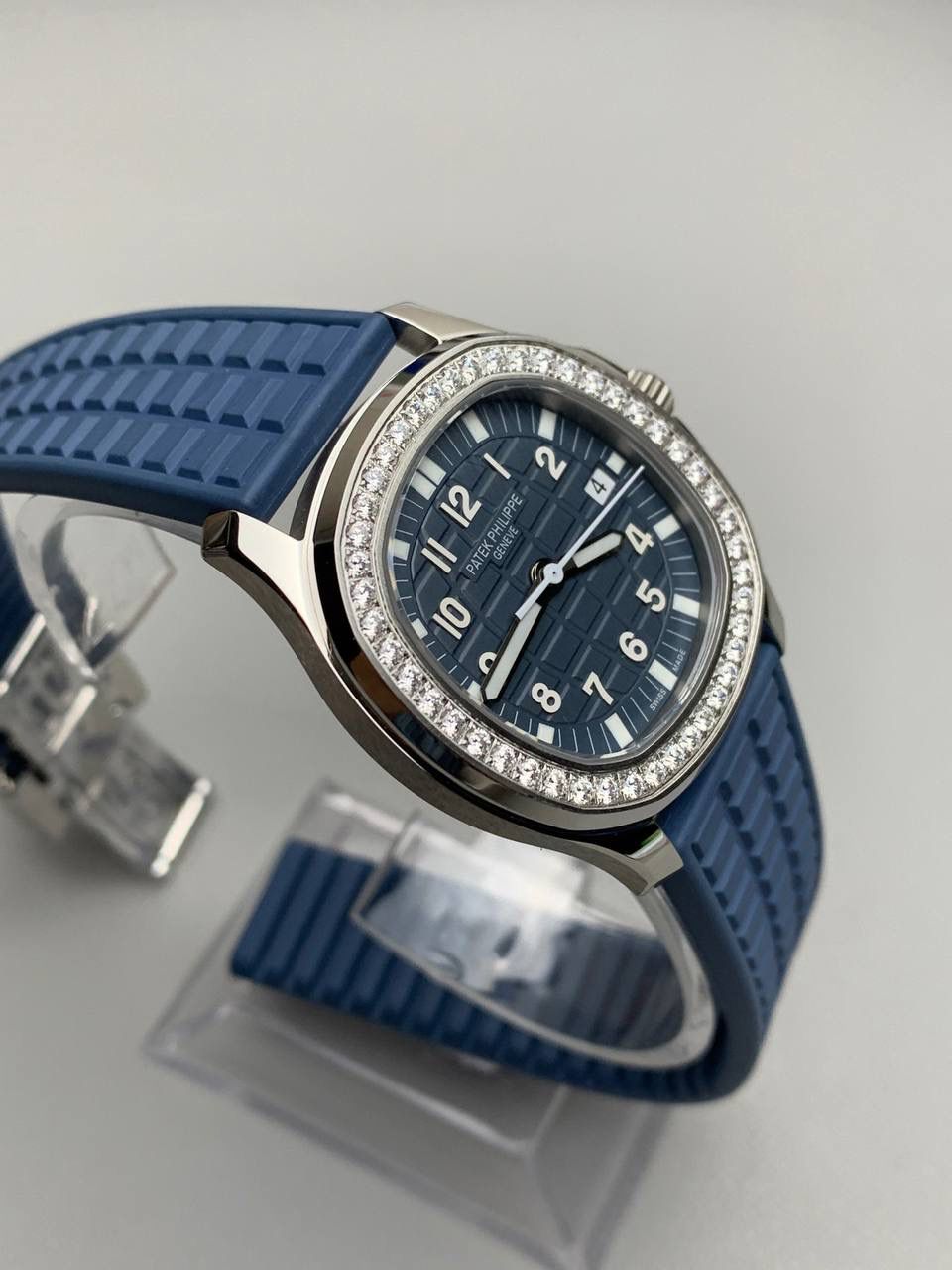 百达翡丽 5067A 手雷 石英女表 ——PPF继续购入原装PP--5067A腕表，独立拆解开模。完美还原PATEK PHILIPPE--5067A全系列石英腕表，带来全网最佳的复刻产品和极致体验。 【表带 扣】 1.采用与原装一致的天然复合橡胶（Tropical）材质，经久耐磨，可抵抗海水侵蚀和紫外线辐射。 2.完美克隆Aquanaut最新表扣，即使在非常细小的拐角处上也做有倒角润饰，确保还原正品般的舒适感。 【表壳】 1.腕表尺寸35.6X7.7mm 圆润的八角形表壳与原装一致，保持着复古的造型和精湛的打磨。 2.旋入式把头设计和实心底盖吻合与原版 3.表圈镶嵌46颗顶级施华洛世奇水晶（共计1克拉） 【机芯】 瑞士石英机芯改PPCal.E23-250芯。走时稳定，续航持久，性价比超高。