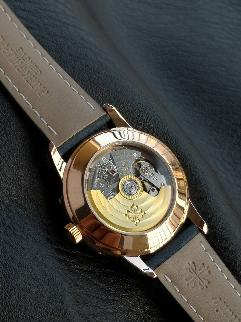 百达翡丽复杂功能系列5224R-001重磅登场，复杂时计腕表，以超复杂的工艺技术打造休闲运动腕表。 机芯采用复刻版31-260 PS FUS 24H自动上链机芯，在实现外观的逼真前提下，功能一并完美诠释。 改装大师独立制表人，倾情参与定制改装表盘颜色，给予独一无二的腕表增添有趣的灵魂！ 匠心力作 欢迎各位表友品鉴！