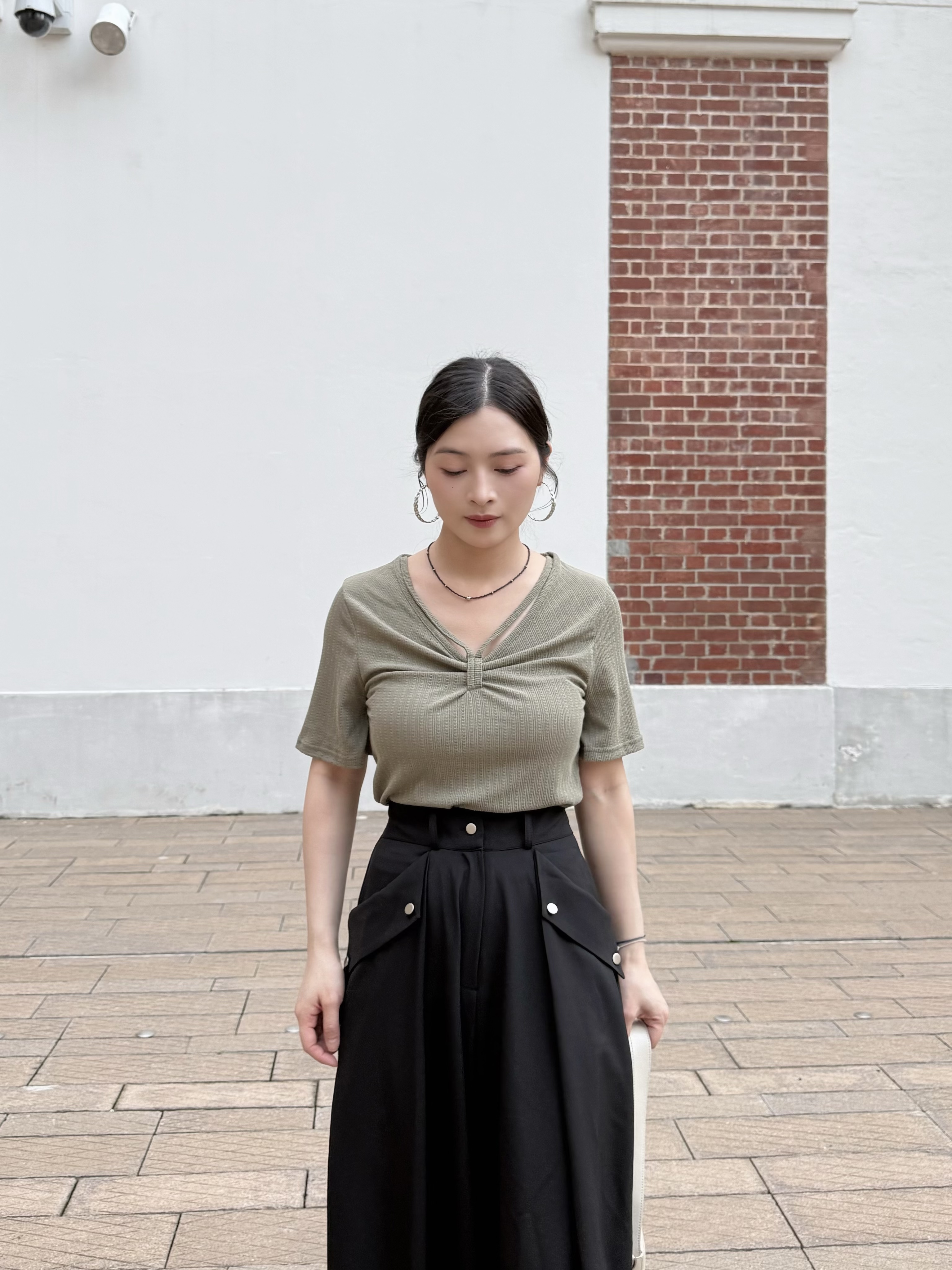 P72 剪領通花Tee
