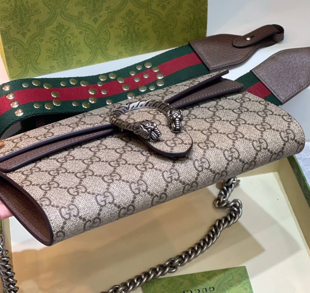 ✈️✈️✈️🔥𝐆𝐮𝐜𝐜𝐢 酒神腋下肩背包# ▪️型号 : 731782 ▪️尺寸 : 25*14*4cm 𝐷𝑖𝑜𝑛𝑦𝑠𝑢𝑠时尚单品永远少不了的酒神包又添新成员啦[耶]依然采用辨识度极高的虎头锁扣、包身小巧轻便. 经典PVC老花➕牛皮❗️搭配2条肩带 链条是现在最流行的腋下背法、最重点的红绿织带饰以饰钉“Gucci”DlY斜挎带太好看了！内部容量大、翻盖口袋双接档、还可当手包使用。