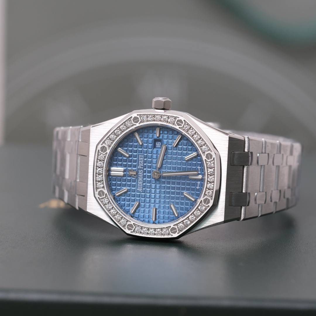 爱彼皇家橡树系列女士腕表 33mm 蓝色格纹表盘 镶钻表圈