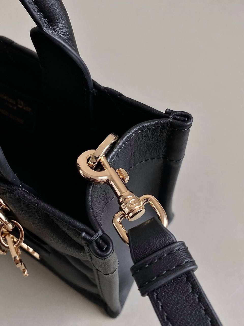 🈶全皮黑，mini 𝗗𝗜𝗢𝗥 𝗯𝗼𝗼𝗸 𝘁𝗼𝘁𝗲24新款 不得不说，D家确实好会玩啊 可以背的托特来了！简直不要太棒 在最最最经典的托特上又衍生爆款了🔥🤟🏻 可可爱爱的mini尺寸，恨不得天天背！😍 21.5×13×7.5cm