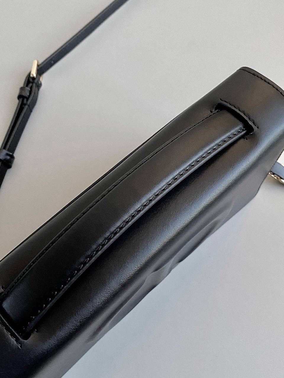 🈶全皮黑 𝗗𝗜𝗢𝗥 𝗦𝗶𝗴𝗻𝗮𝘁𝘂𝗿𝗲 链条手袋 全新系列一出直接萌翻天，很难不火 通常在金属包扣或链条装饰的CD字母 这次当了回主角，直接放大像极了猪鼻子 压印浮雕质感和字母的立体弧度，好高级 成了包身上一眼就能看到的重点元素 女生风格多面，包包更是如此 当一只小可爱不仅可以斜挎单肩 还能拎着当手拿包，搭配丝巾腋下背 基本就已经被拿捏住了！！ 翻盖开合像个小盒子，日常通勤容量OK 21×11×5cm，#8133m