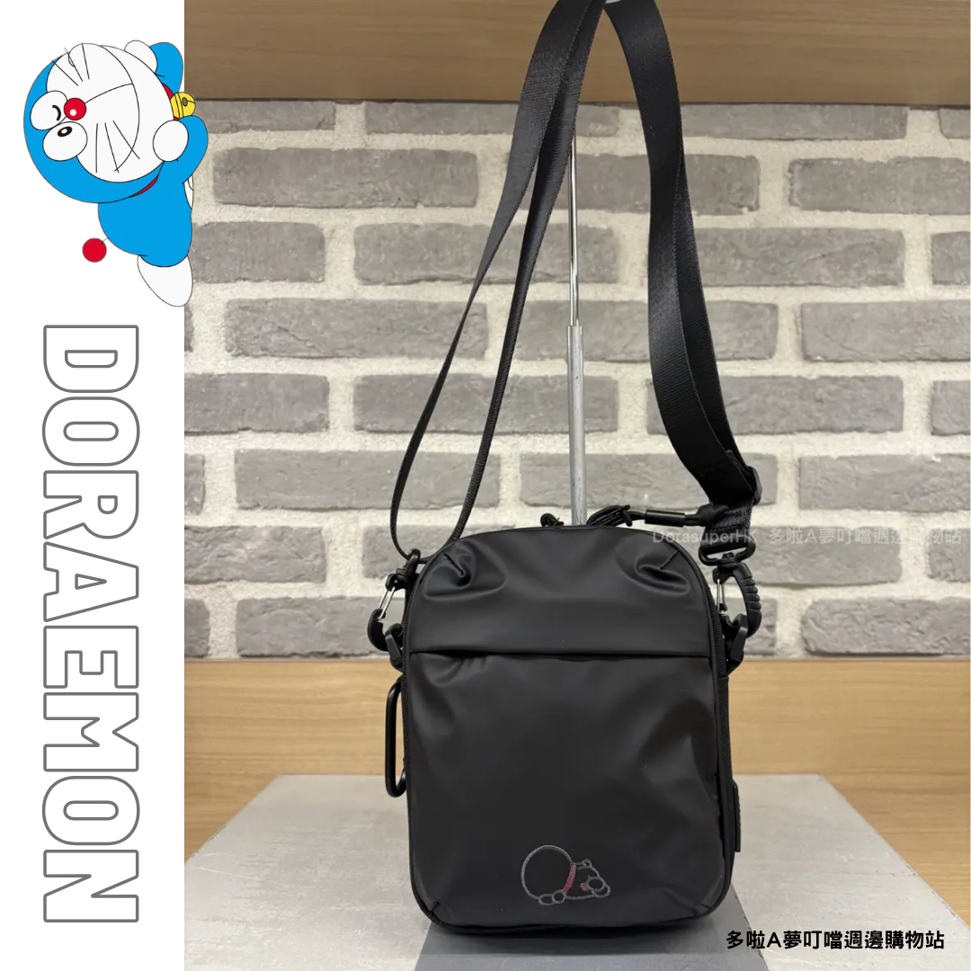 [訂購] 多啦A夢斜孭袋 黑色系列 叮噹刺繡 登山扣 | Doraemon袋 禮物