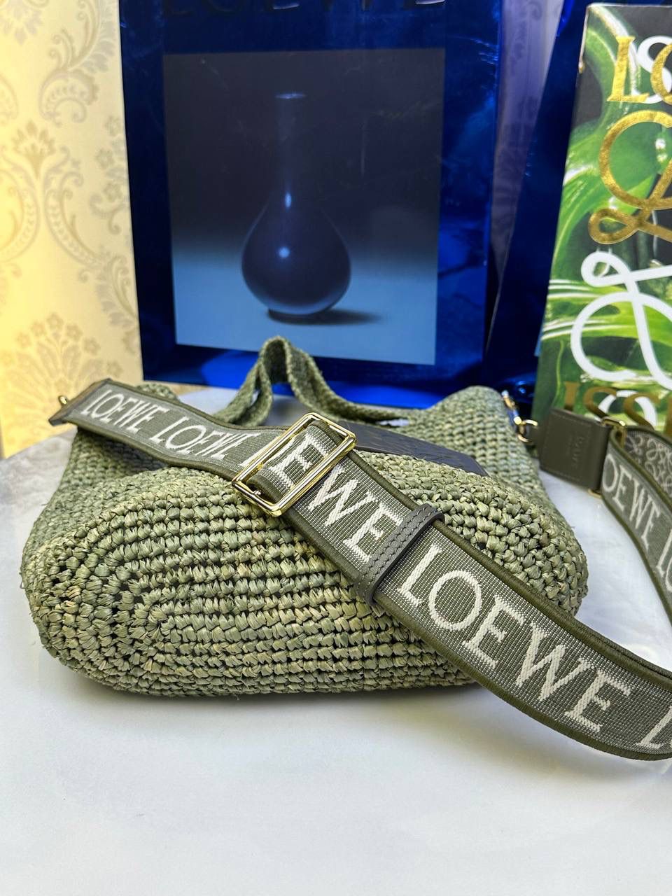🎈𝙋𝙖𝙪𝙡𝙖 𝙞𝙗𝙞𝙯𝙖 迷你酒椰草编包𝙎𝙡𝙞𝙩🧺 ——【橄榄绿到货‼️】 面料：进口拉菲草/牛皮 尺寸：𝟑𝟎-𝟖-𝟑𝟎𝐜𝐦 编码：652405 （下单须知：由于天然纤维材料特别，带毛刺，日照时间长短不同，颜色略有变化，纯手工编织制作而成，每一只都独一无二，每个包的尺寸也有所不同‼️完美主义者慎入⚠️） 👉🏻此款草编包由纯进口拉菲草叶手工编织制作而成，搭配有一条可拆卸的刺绣宽肩带，可斜挎/肩背/手提等多样化背法❤️时尚清新，软塌不定性，慵懒又随性，夏日出行必备‼️