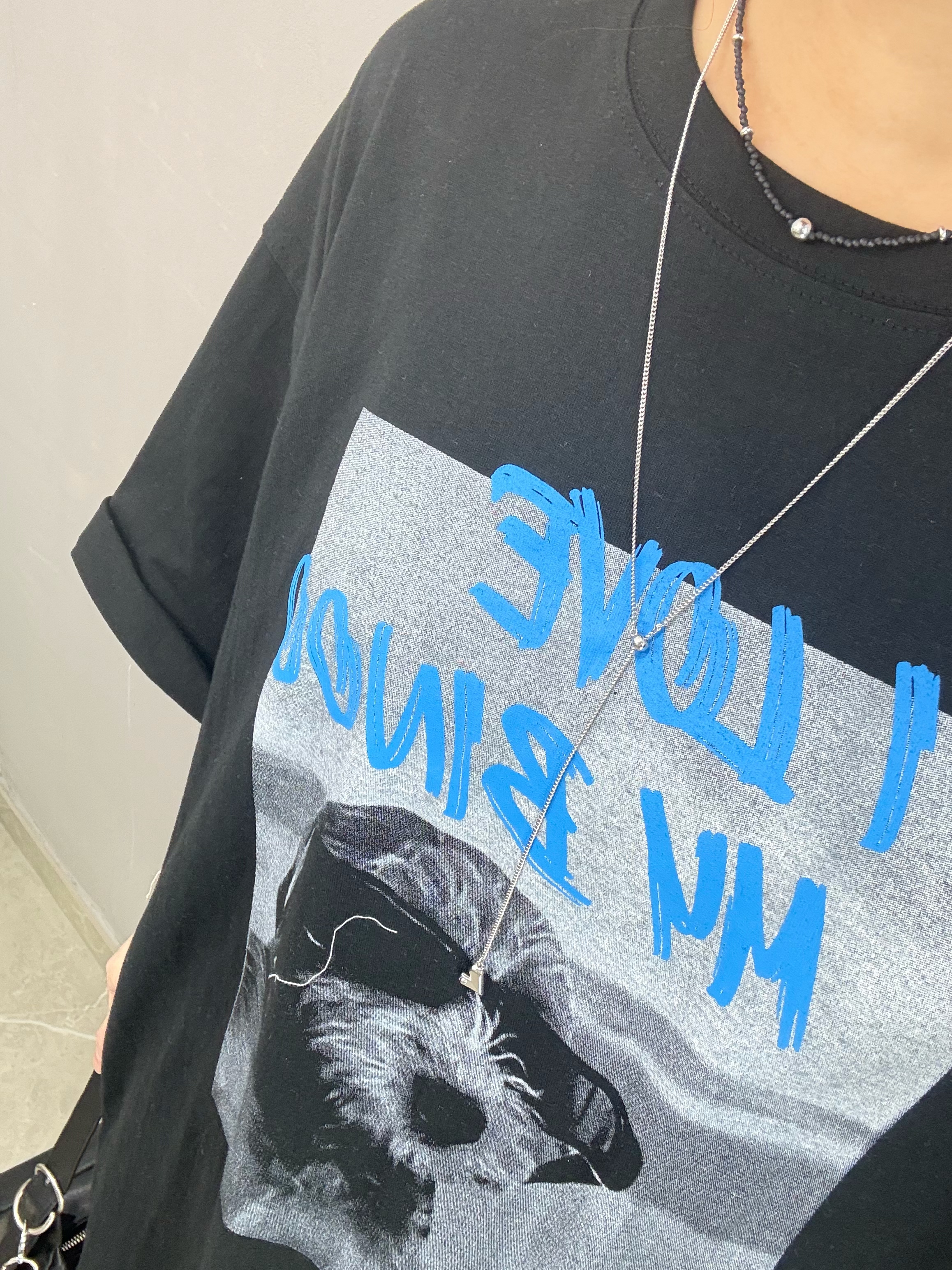 R79 黑超狗仔Tee