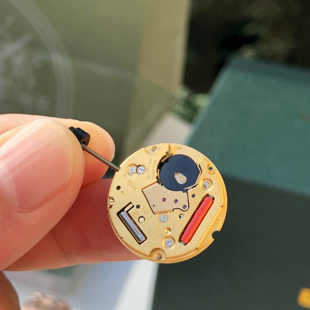 防眩光处理蓝宝石水晶 表壳套和表带均为316L精钢镀18k玫瑰金 瑞士进口石英机芯 组件这些看得明明白白 表壳套 底盖 表盘 防水胶圈等等 拆解看得细节，明明白白‼️💯😎