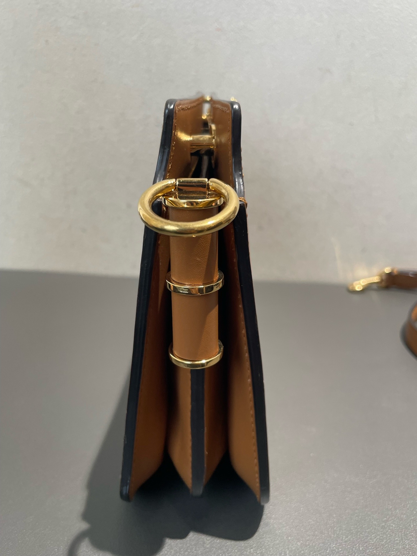 【預訂貨品】FENDI焦糖色金扣風琴包