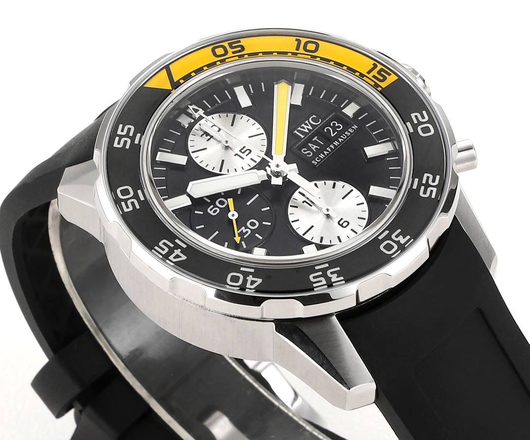 IWC万国海洋计时系列，一款直正潜水与计时融合的腕表。超高的颜值 具备「背景照明」的旋转式潜水外圈。多功能外圈里面是4毫米阔的蓝宝石玻璃圆环，底部有印花及涂上浓缩的Super-LumiNova®夜光涂层。粗犷的时标和刻度，并覆有银光涂层，在昏暗的环境中发出光芒，让时间时时掌握。材质： 316L精钢 直径： 44毫米 机芯：Asia-7750机芯🔥