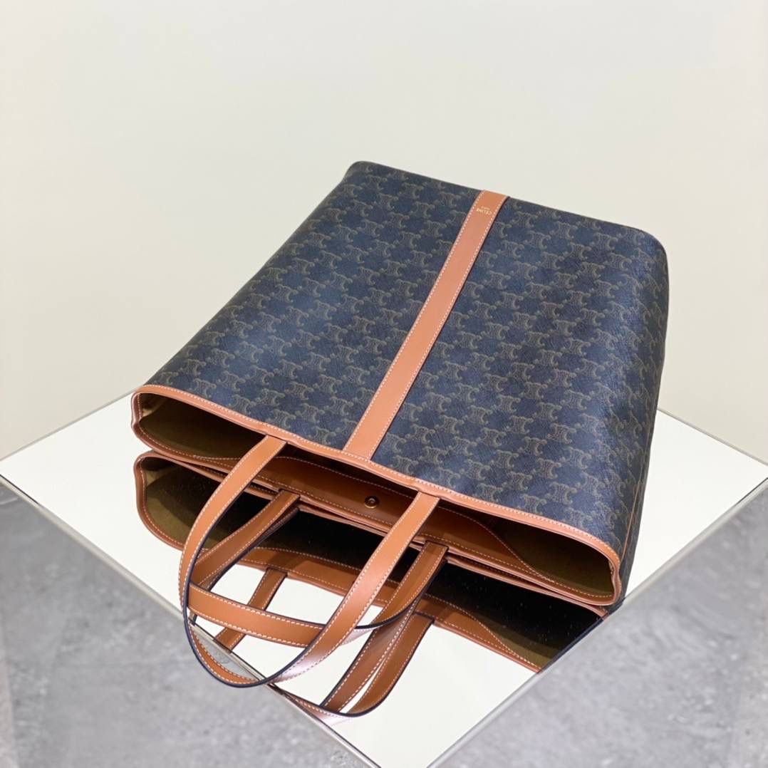 🔥大货实拍图 𝗖𝗘𝗟𝗜𝗡𝗘♥𝗧𝗥𝗜𝗢𝗠𝗣𝗛𝗘 𝗖𝗔𝗡𝗩𝗔𝗦购物袋 型号：191112 尺寸：30*37*22cm CELINE老花购物袋💁‍♀️不想和人撞包的妹子们可以考虑这款哦！经典的老花设计，简单又耐看，低调而不张扬，包包是磁扣开合，使用起来也很安全！