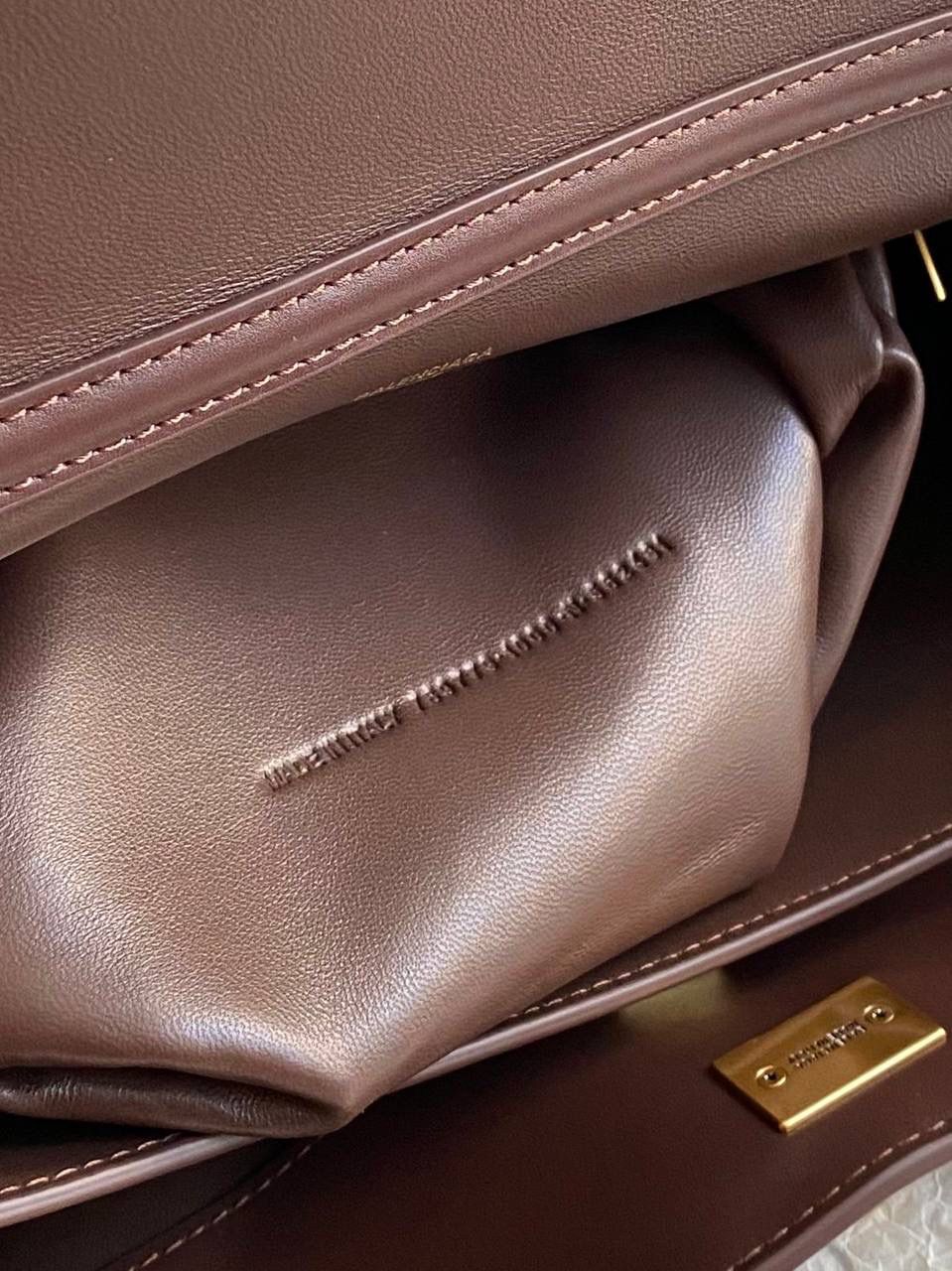 爆款🔥 ba1enciaga rodeo麂皮棕 中号🕰️ 闻着秋冬的味道，麂皮是时候登场了🍂 今年的最火元素一定是麂皮 而且是要棕色系 各种深棕浅棕，救命，都想拥有！ 感觉换上麂皮后整个包更加慵懒了有没有 非常有冬日氛围感，反正我先爱了☺️ 还是那句话，我们家的麂皮 你们就放一百个心好了 柔韧的手感➕反绒双色效果 质感不好你来找我！ 说实话，这个包真不好做 为了这个版型我们特地去找了我们合作手工最好的师傅来做这只包，手工费也是真的贵... 得版型则得天下 和市场普通的仿货绝对不一样 你们到时对比就知道 爆款不用快，精雕细琢，买到对的更重要🔥‼️ 小号：28.9×20×9.9cm789779m 中号：35×23.3×10.9cm789772m