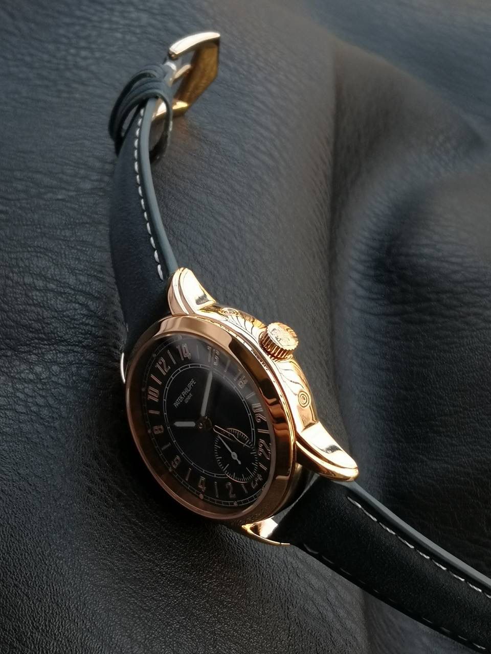 百达翡丽复杂功能系列5224R-001重磅登场，复杂时计腕表，以超复杂的工艺技术打造休闲运动腕表。 机芯采用复刻版31-260 PS FUS 24H自动上链机芯，在实现外观的逼真前提下，功能一并完美诠释。 改装大师独立制表人，倾情参与定制改装表盘颜色，给予独一无二的腕表增添有趣的灵魂！ 匠心力作 欢迎各位表友品鉴！