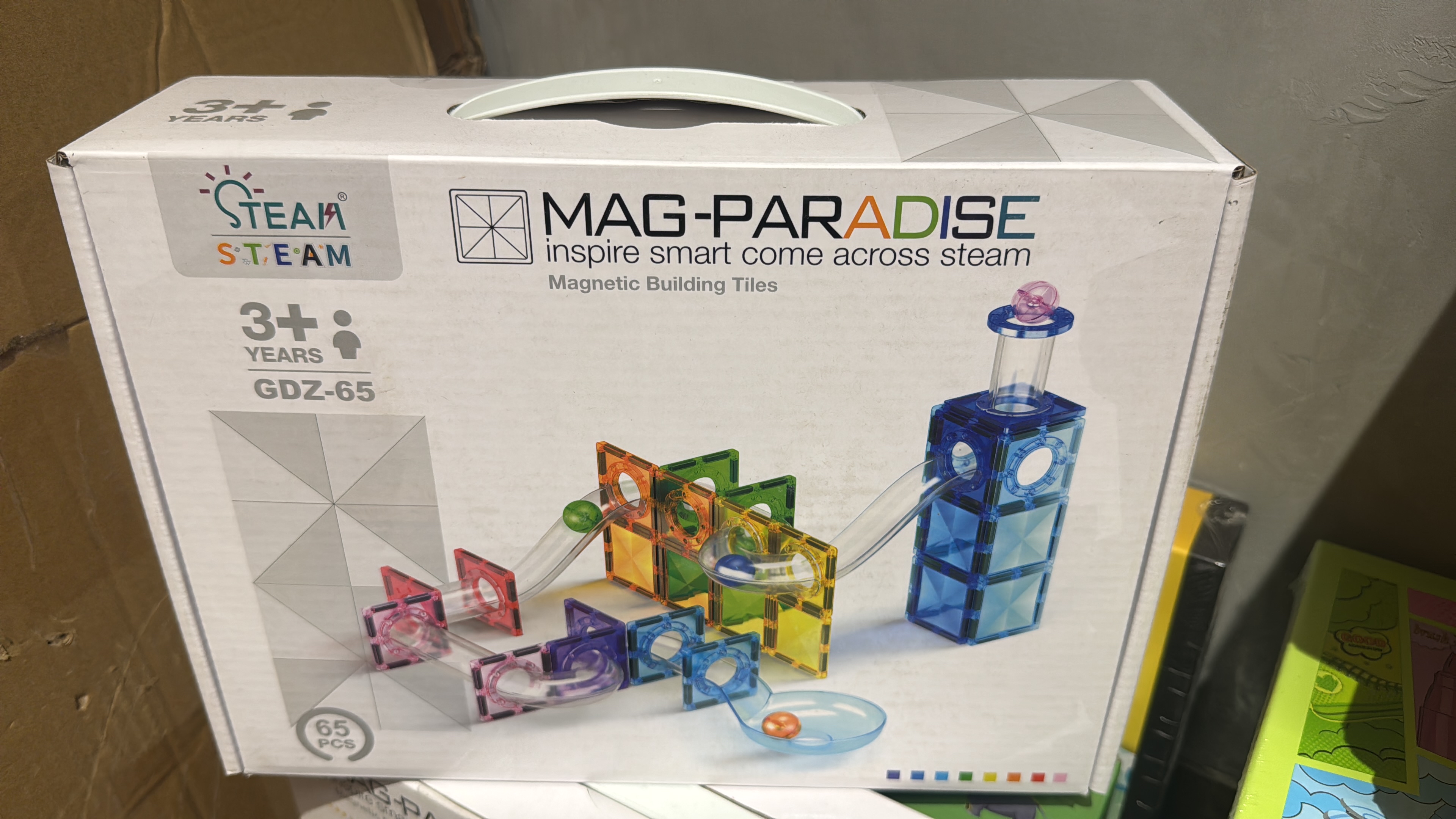 款玩具是 MAG-PARADISE 品牌的 磁性建構片 (Magnetic Building Tiles)
