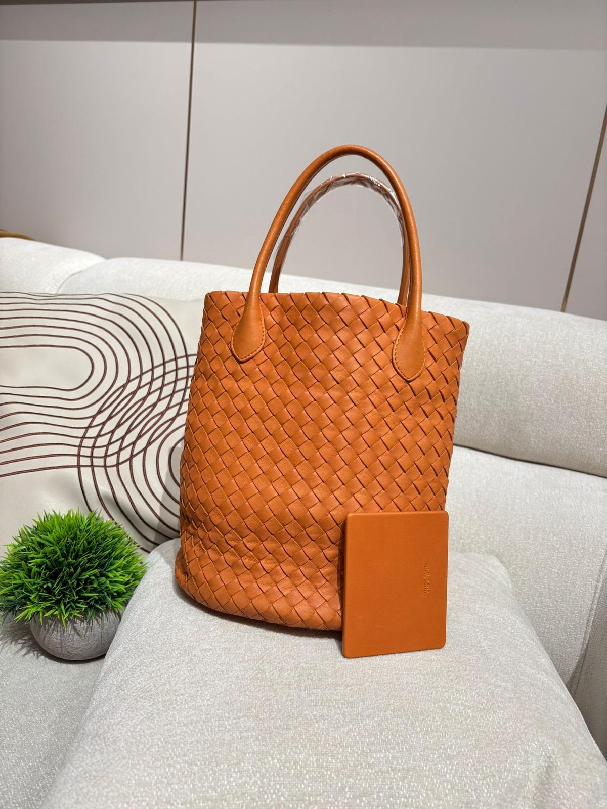 Bottega Veneta BV Bucket Bag 100%Authentic, 90%New