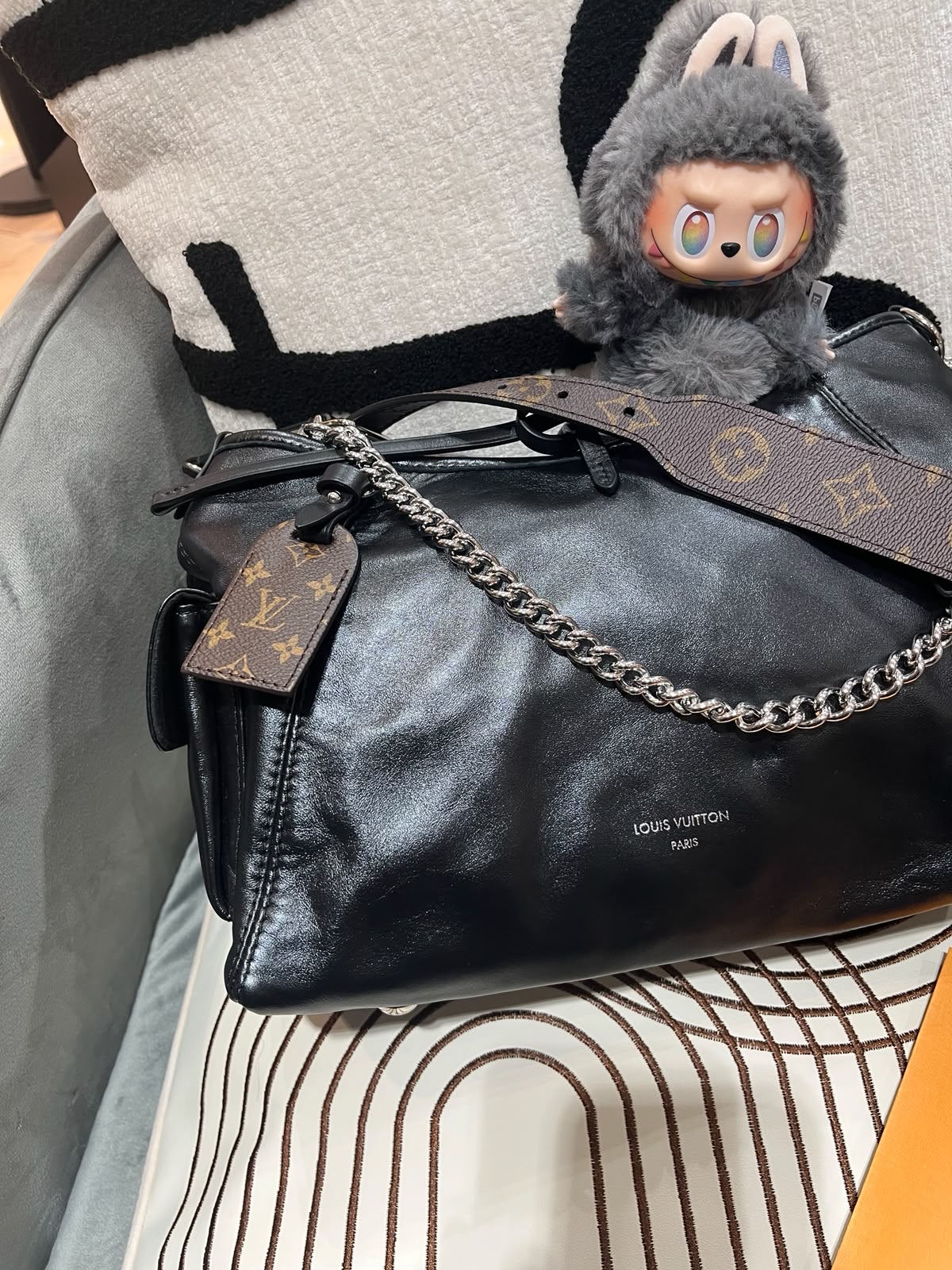 Lv CarryAll cargo Vibe pm leather 33.5 x23xd15cm 100%Authentic,98%new ✅收據 ✅dust bag ✅box