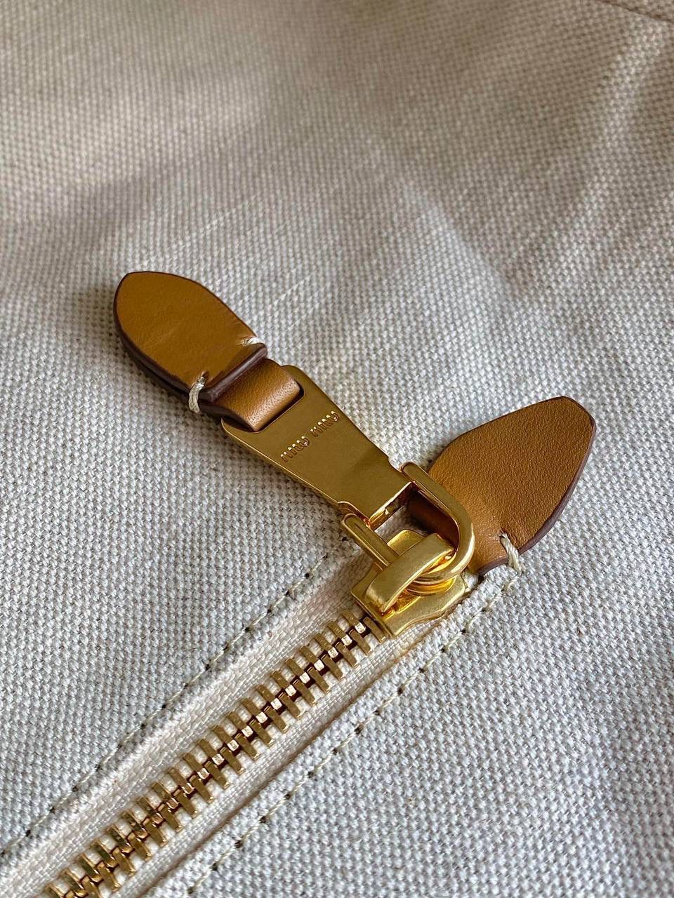 🈶棕色大号 𝗠𝗶𝘂𝗠𝗶𝘂托特！！ 近年miu家真的很会，都是心头爱 慵懒惬意的敞口托特搭配弧形包口 同色系浮雕logo低调又高级 软而不塌的全牛皮质感绝！ 中号大气的包身，男生女生都能驾驭 随时随地的凹造型 小号可以斜挎 小巧可爱，可太适合霓虹妹了 被痕痕拿捏住了🤙🏻 40×39×18cm #F0120m