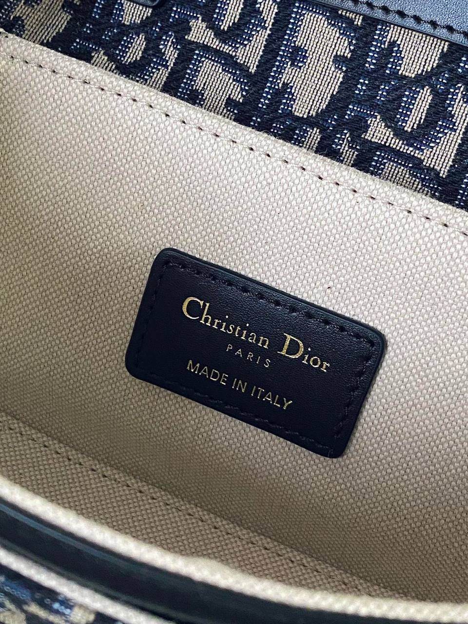 🈶 老花蓝小号 💙 Dior Top Handle 蒙田30 ✨ 蒙田系列大家都懂的啦～真的从来没有让人失望过 😍 光滑小牛皮拼老花，经典到不行，怎么背都好看 ✨ 包身圆圆鼓鼓的超可爱 🥹💕 重点是实用性也很强，容量很 OK 👍 📏 尺寸：19 × 9 × 8 cm